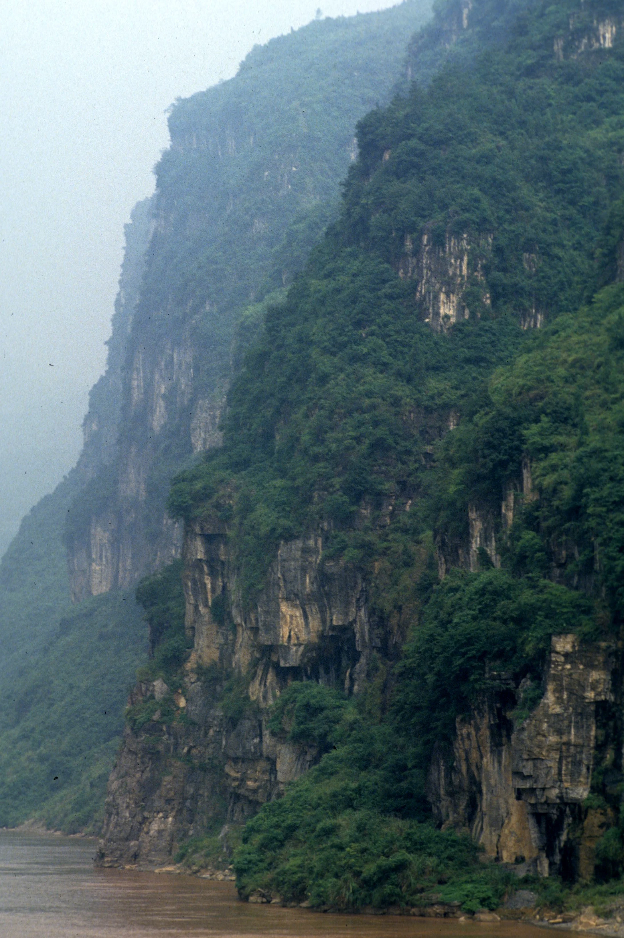 YANGTZE - THREE GORGES CRUISE SCENERY (15).jpg