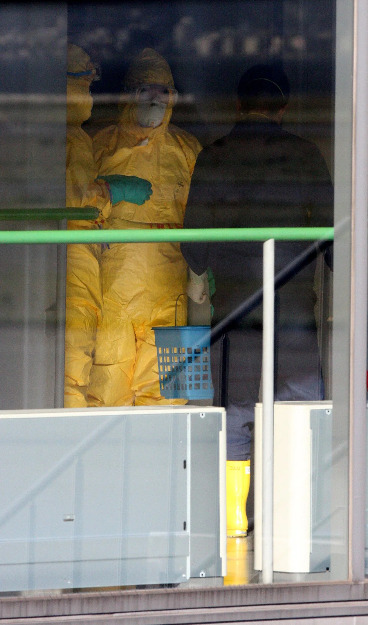 OSAKA - MAY 2009 - SWINE FLU INSPECTORS (2).JPG