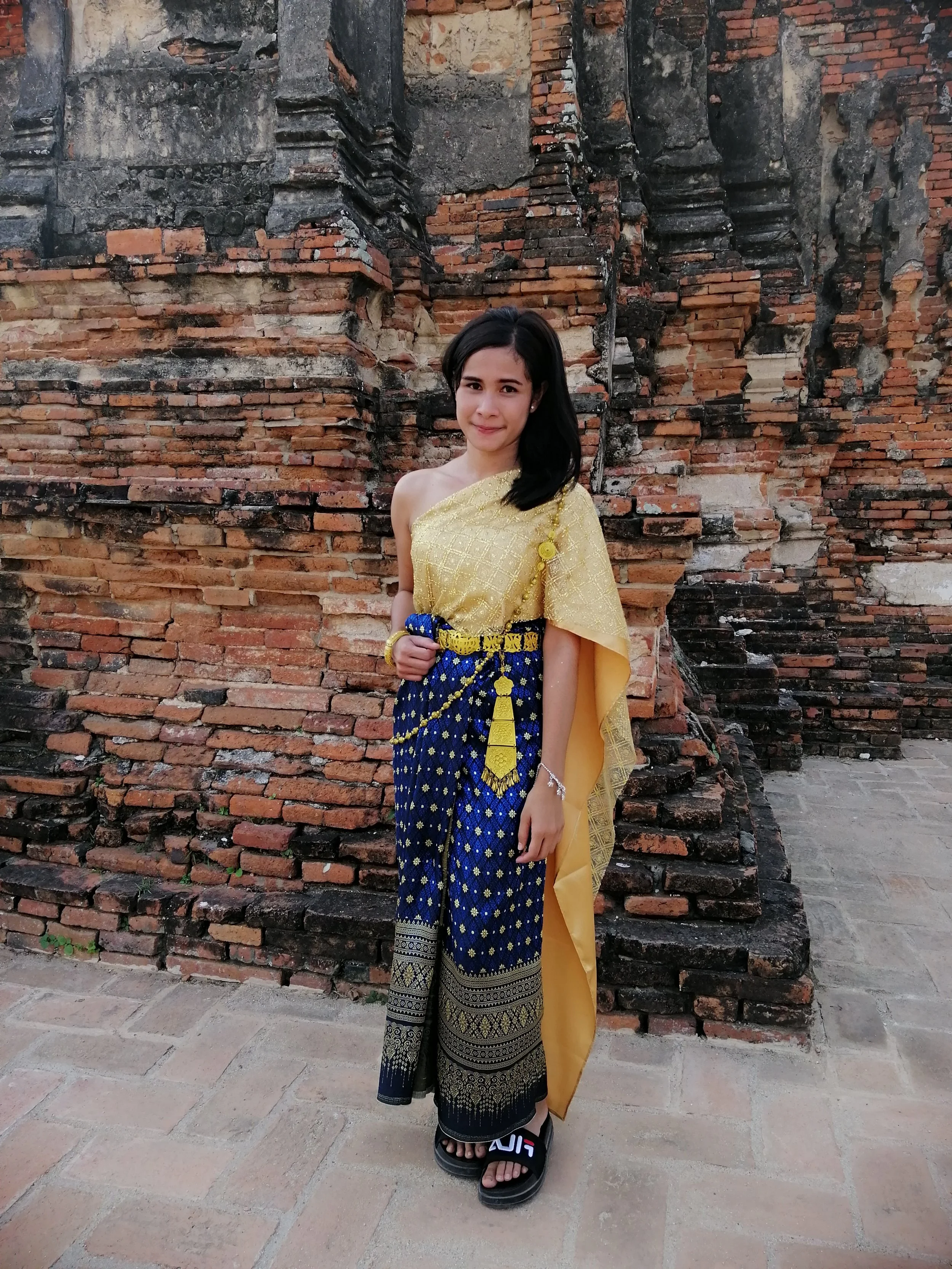 2018 Ayutthaya Pics with Gift in Traditional Dress (154).jpg