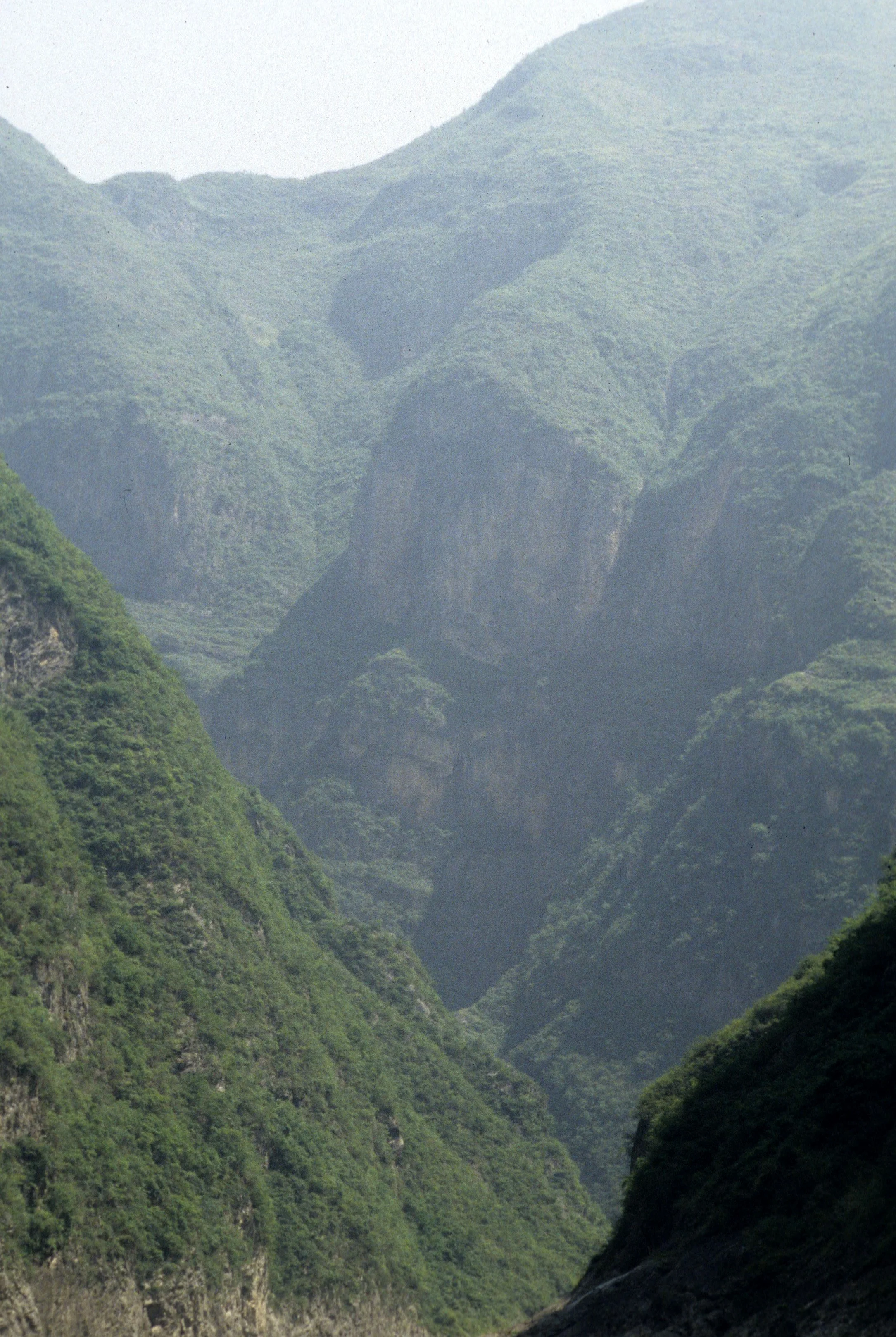 YANGTZE RIVER - THREE GORGES CRUISE 1994 (2).jpg