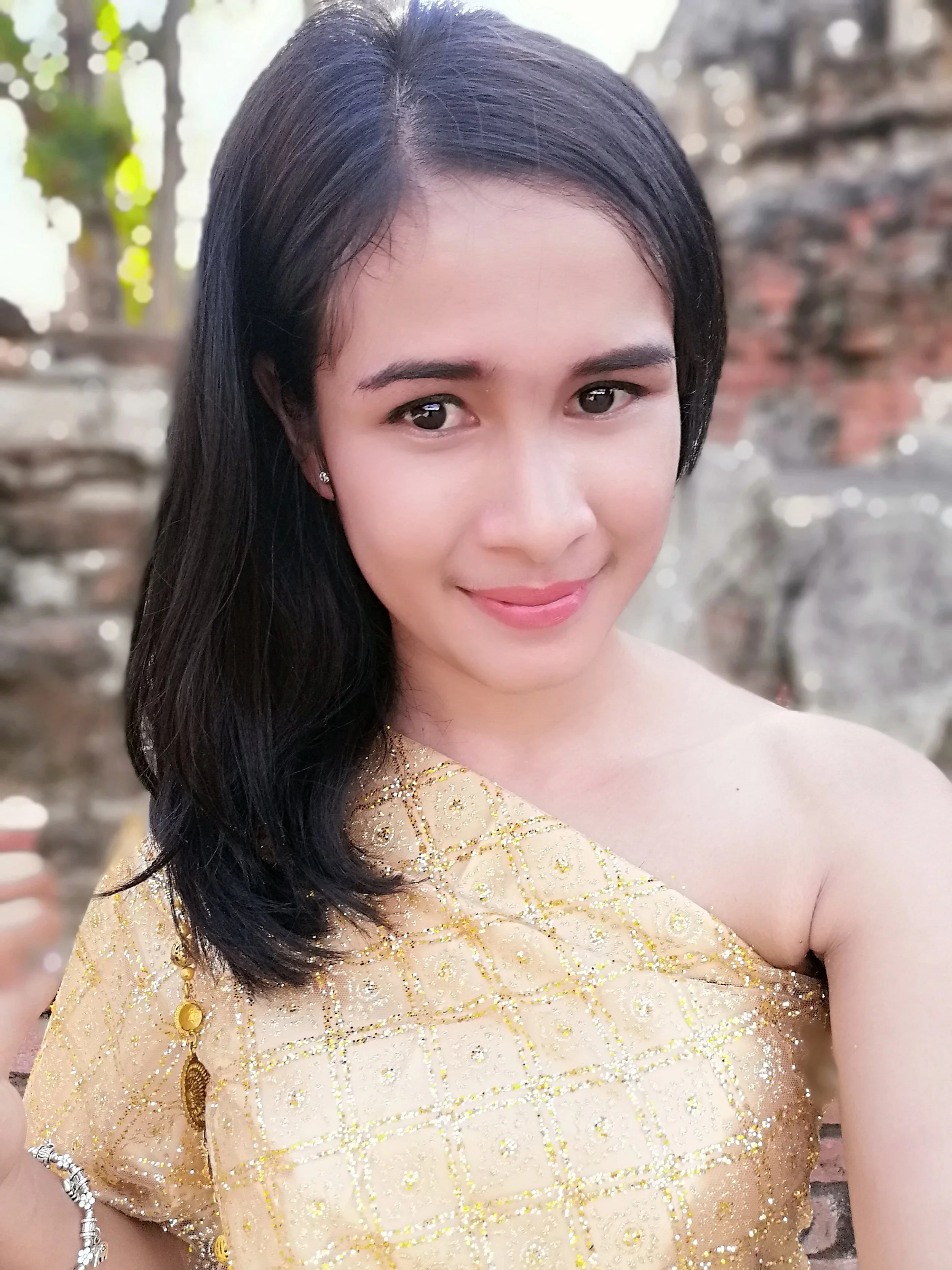 2018 Ayutthaya Pics with Gift in Traditional Dress (169).jpg