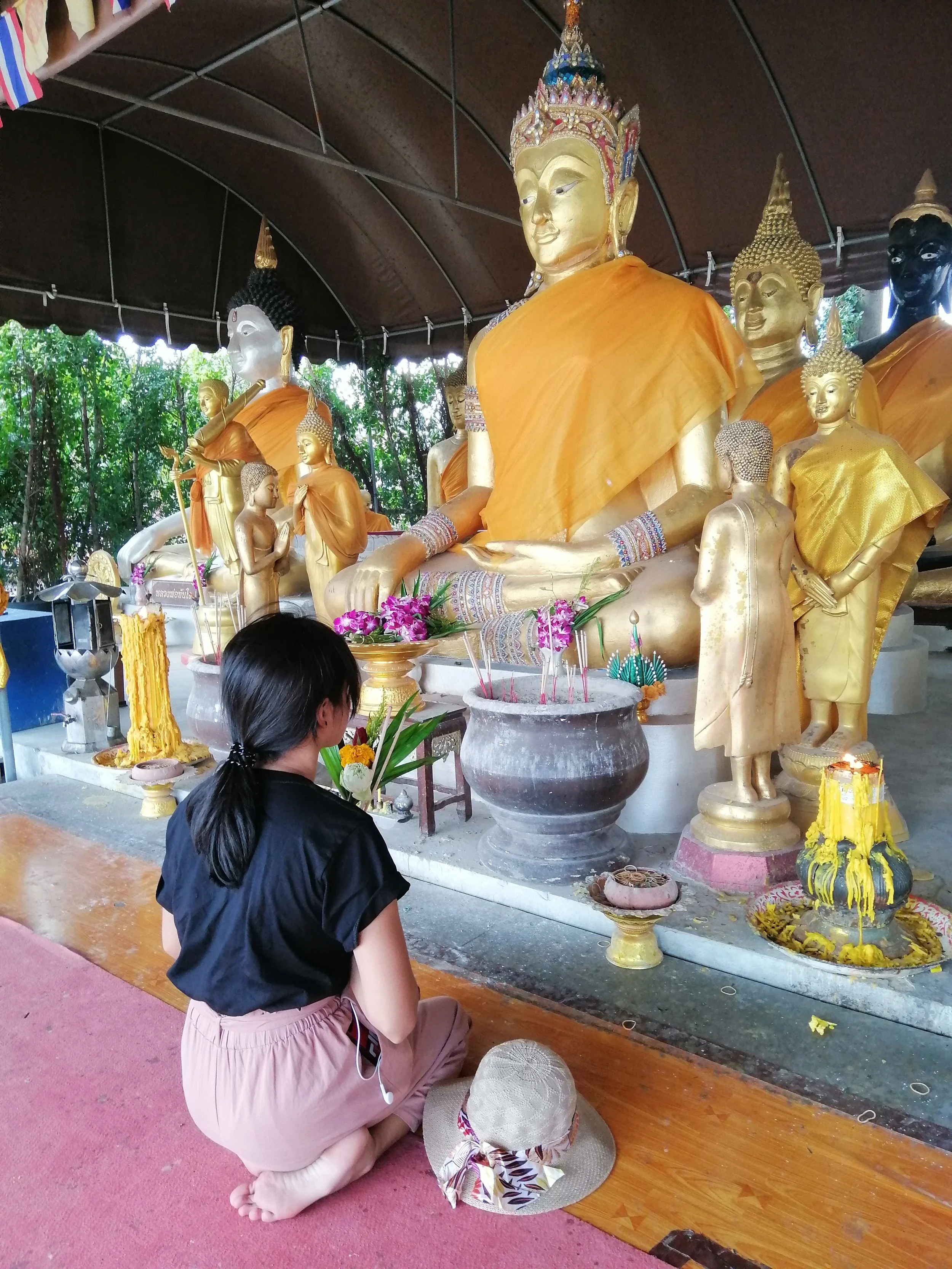 2018 Ayutthaya Pics with Gift in Traditional Dress (126).jpg