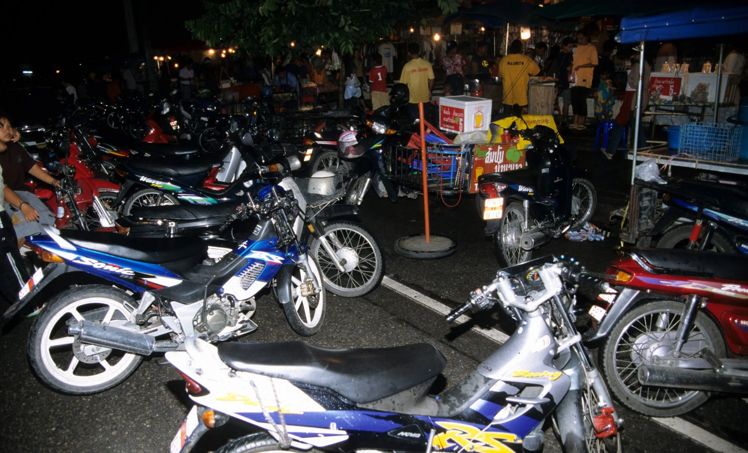 2004 Nakhonsithammarat Markets, Monks and Baby Cokie (60).jpg