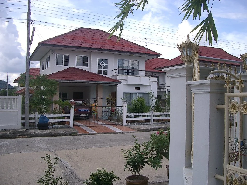 2004 Nakhonsithammarat Hanging in Khon New House and More (77).JPG