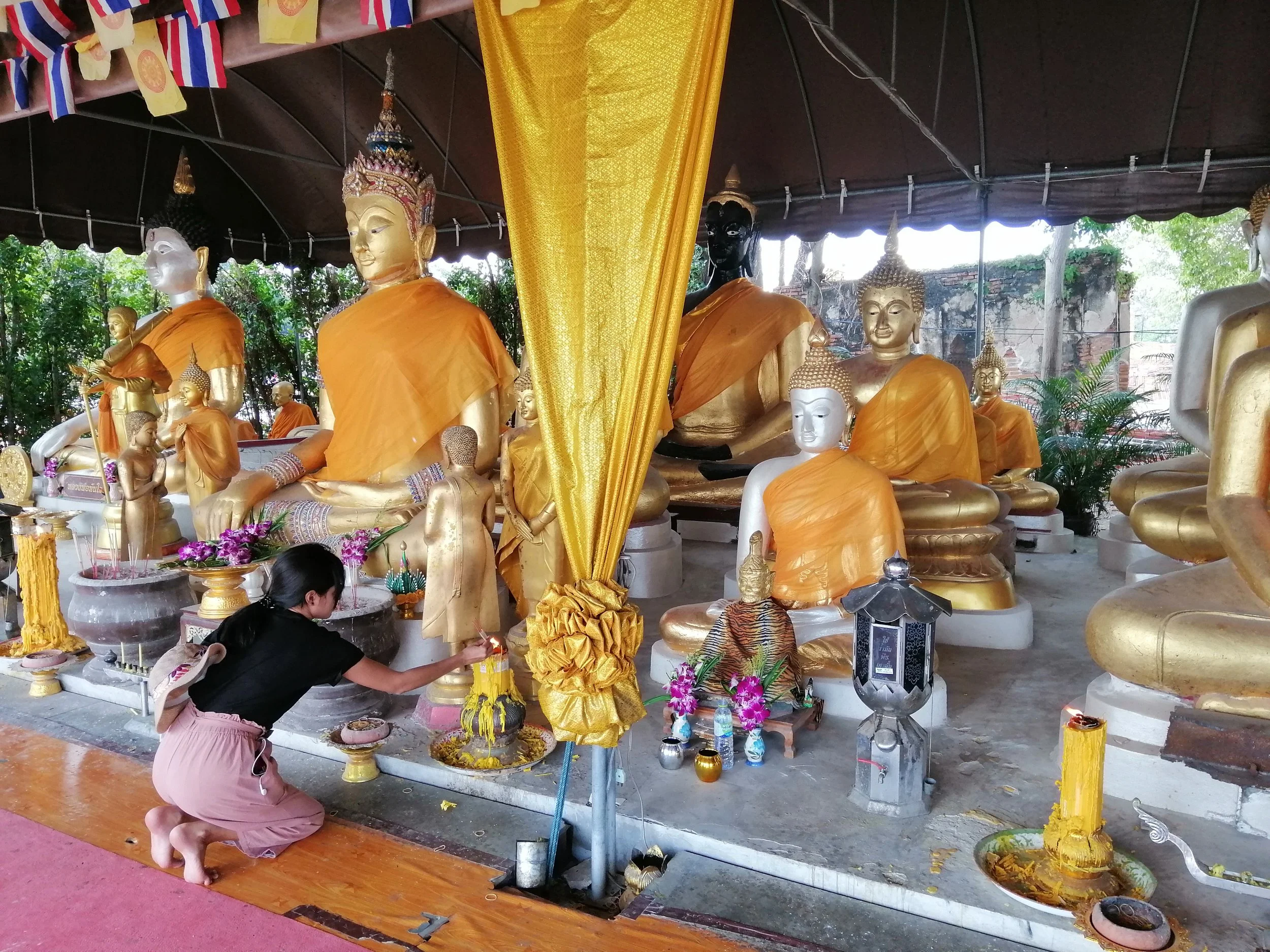 2018 Ayutthaya Pics with Gift in Traditional Dress (124).jpg
