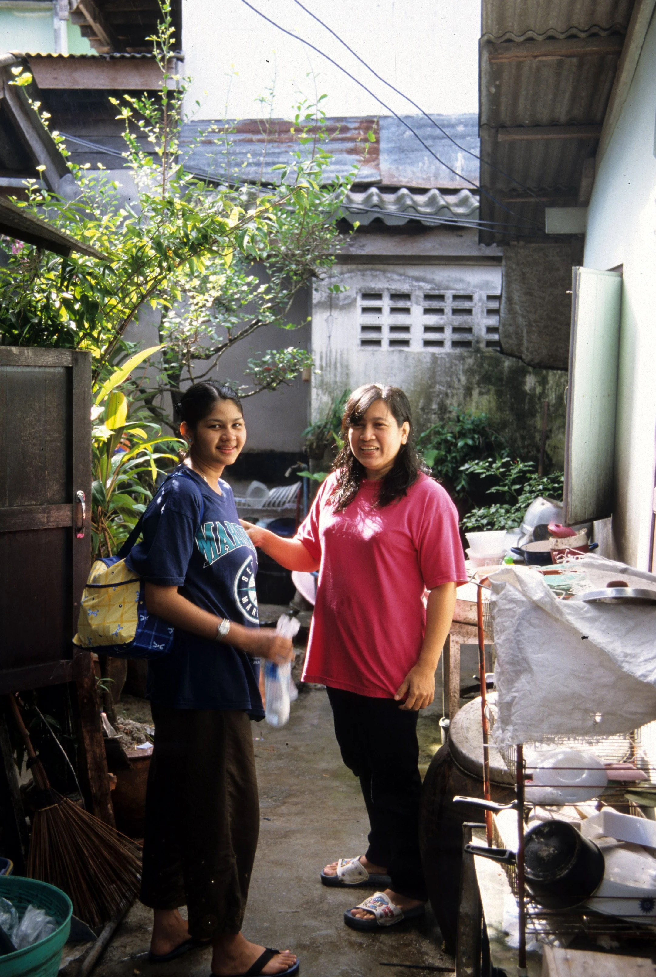 2004 Nakhonsithammarat with Family (17).jpg