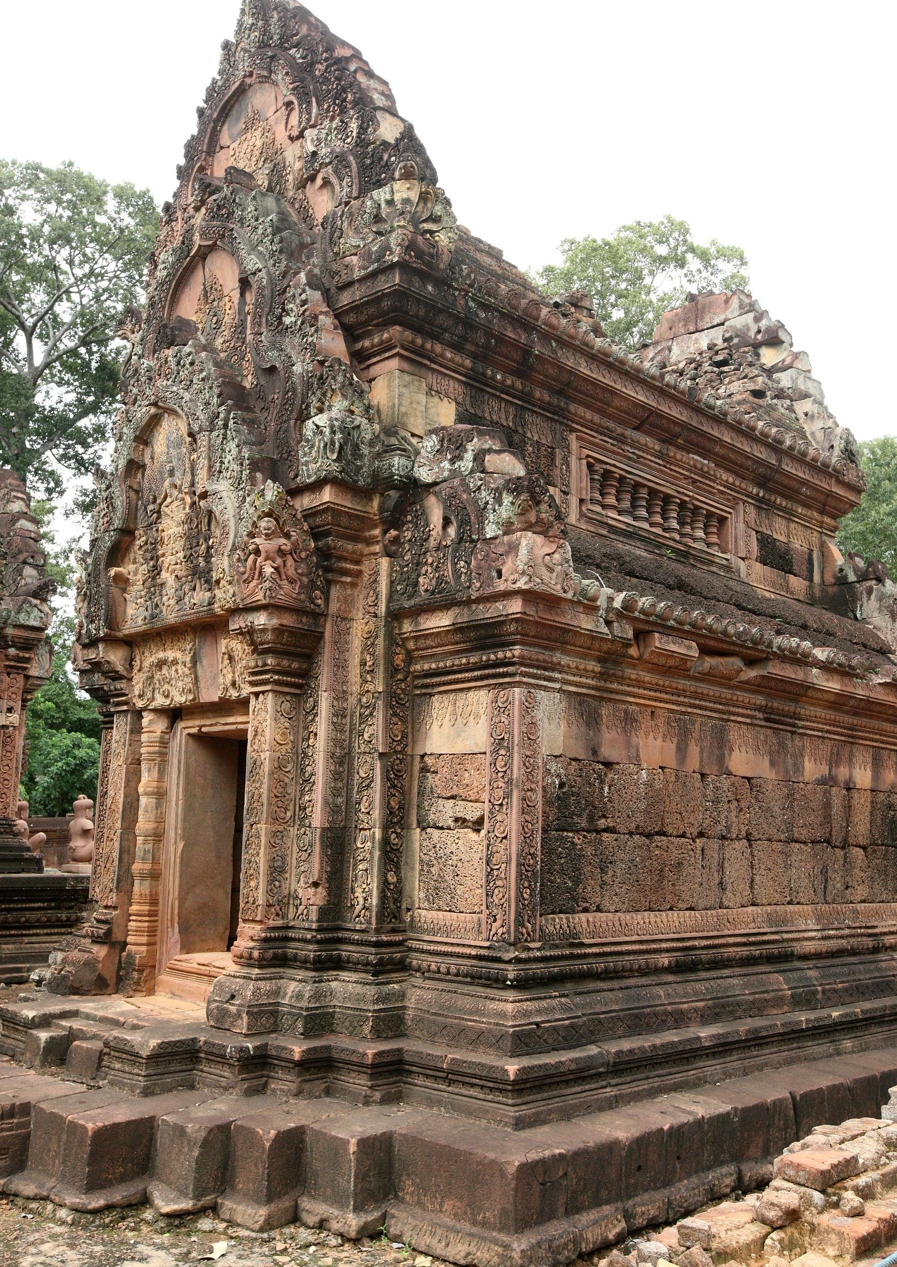 BANTEAY SREI TEMPLE - CAMBODIA (19).JPG
