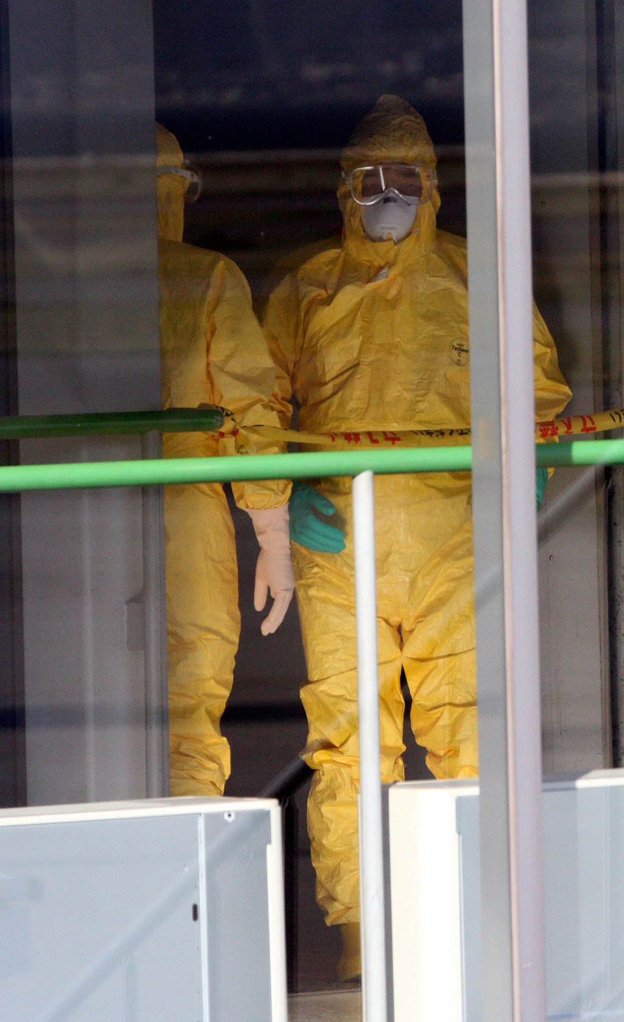 OSAKA - MAY 2009 - SWINE FLU INSPECTORS (14).JPG