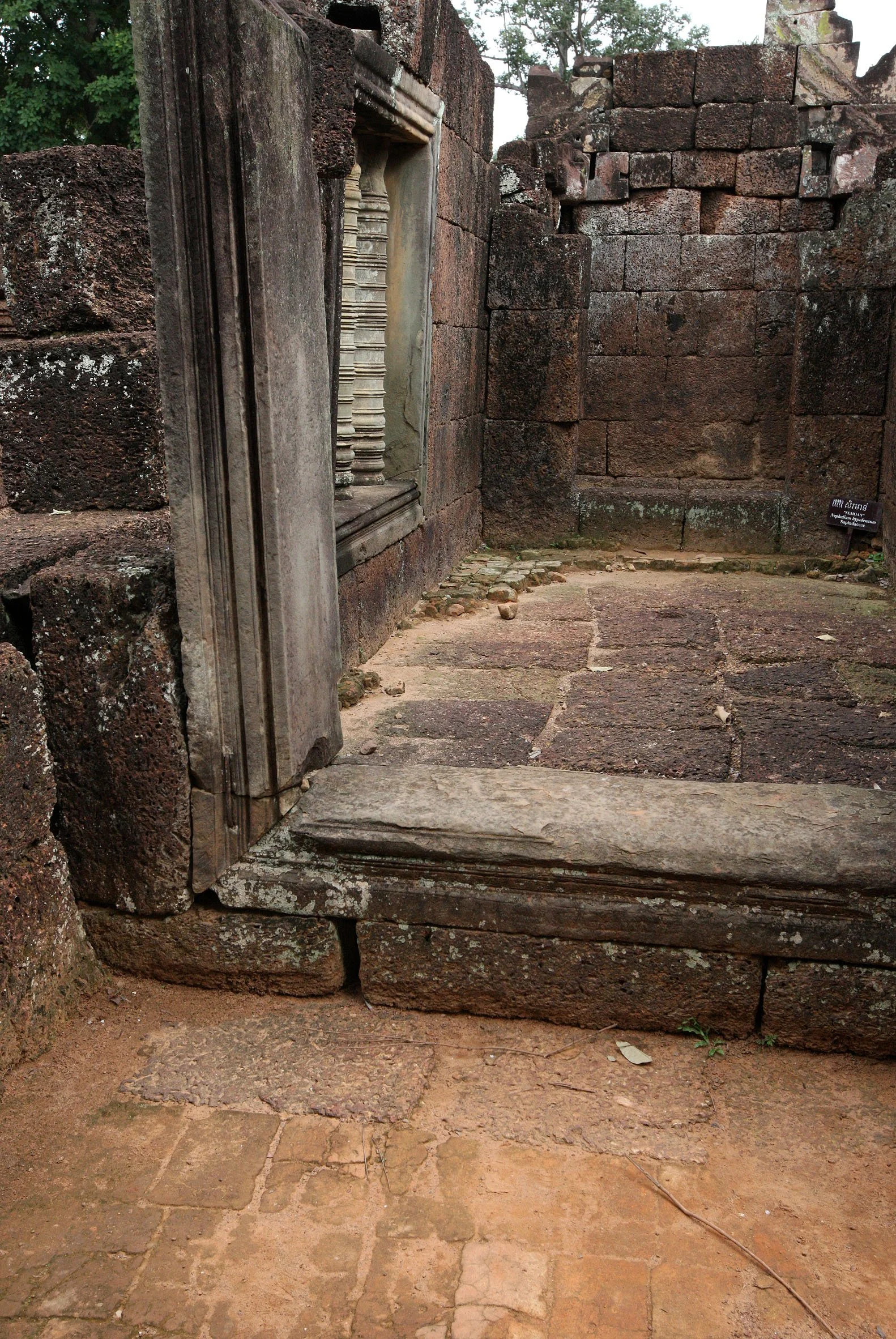 BANTEAY SREI TEMPLE - CAMBODIA (20).JPG