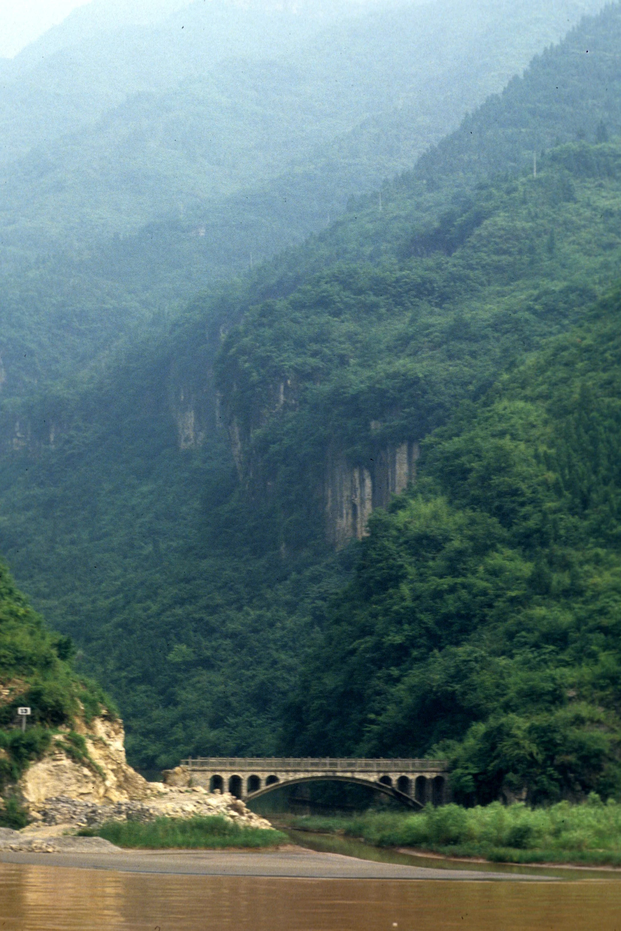 YANGTZE - THREE GORGES CRUISE SCENERY (14).jpg