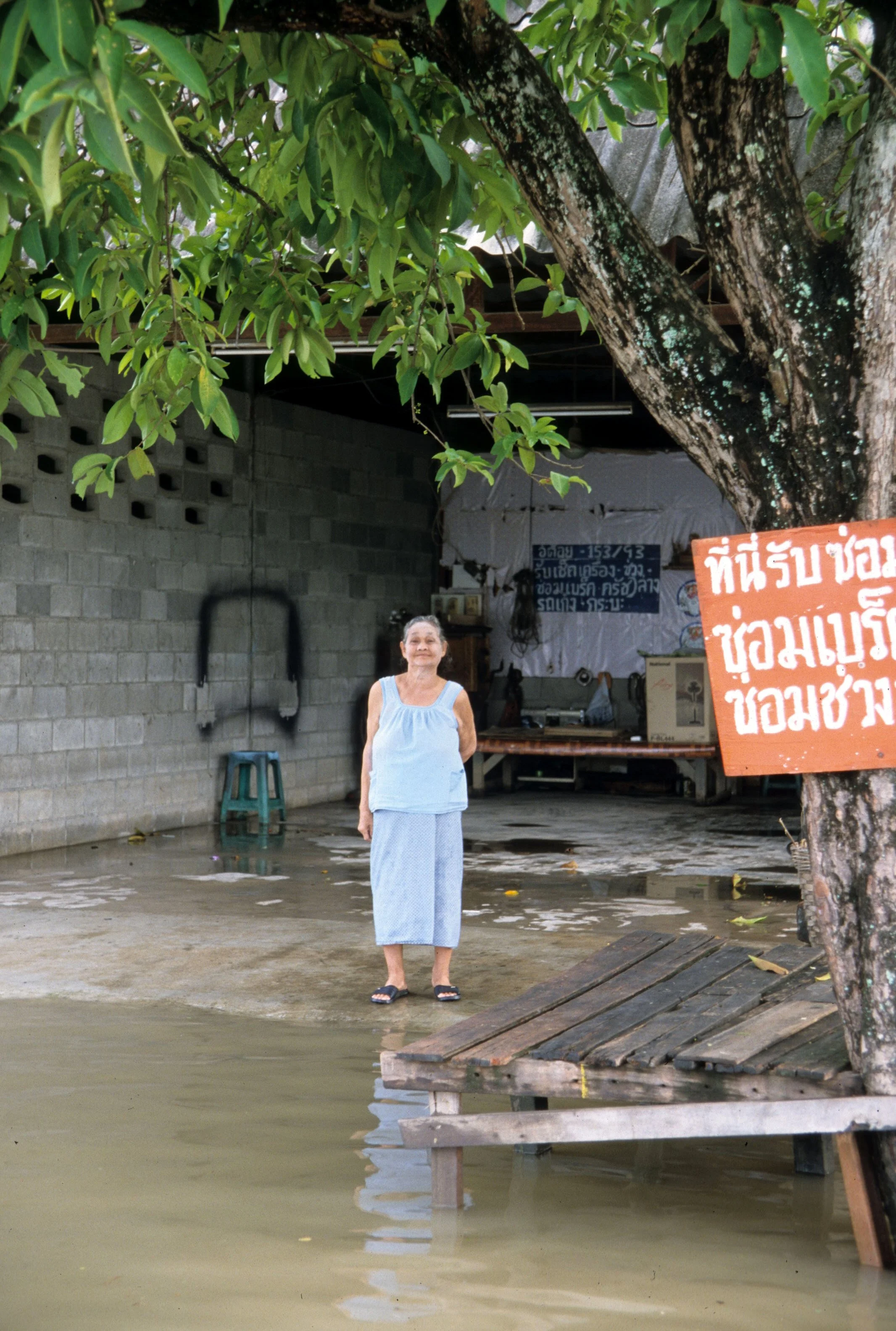2009 Nakhonsithammarat Thailand with Family & Floods (37).jpg