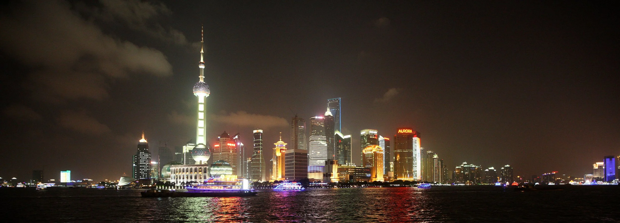 SHANGHAI NIGHT OUT - PUDONG AND THE PEARL TOWER ACROSS THE HUANGPU RIVER (10).JPG