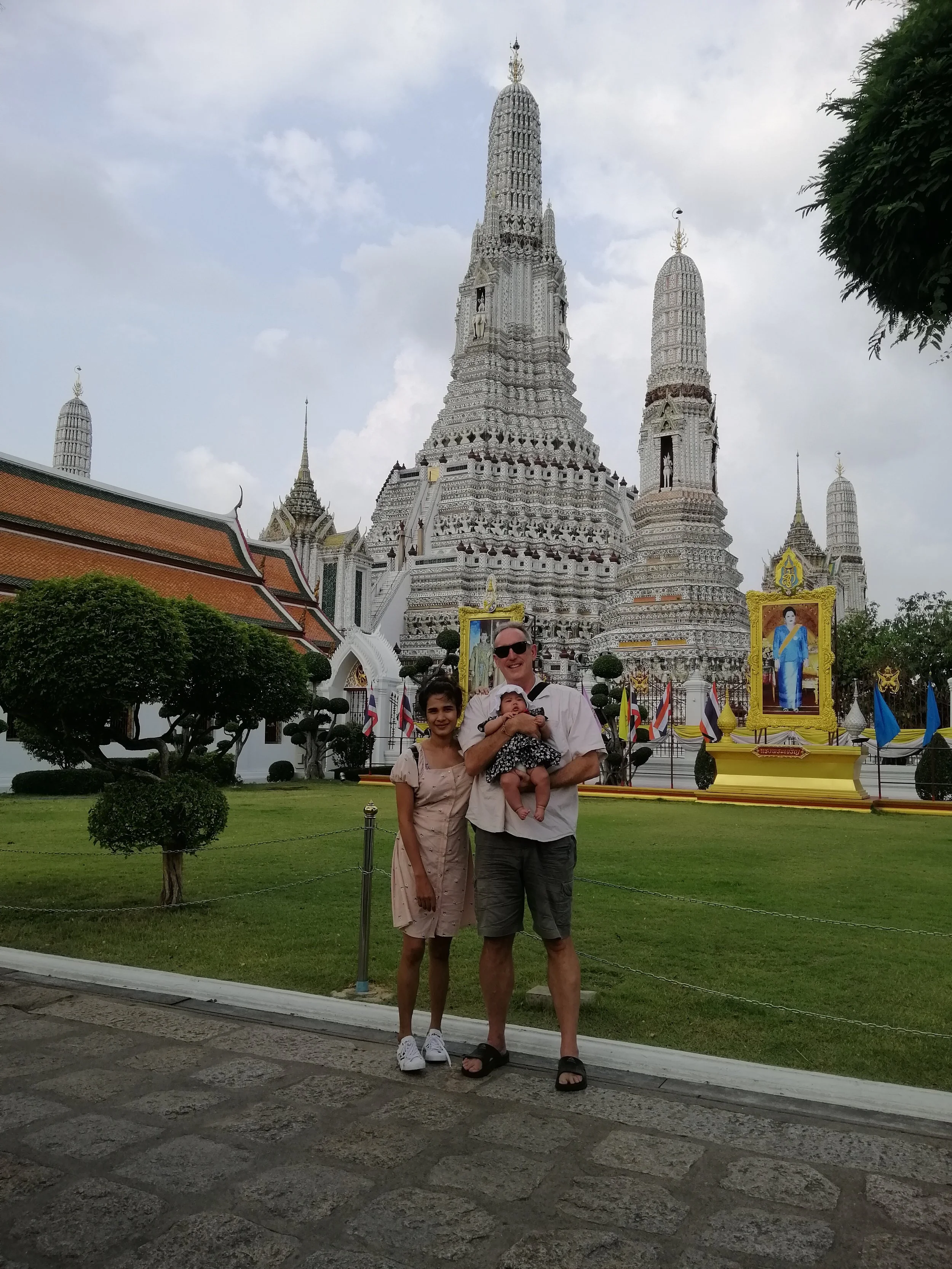 2020 Wat Arun with Liana, Cokie and Gift (5).jpg