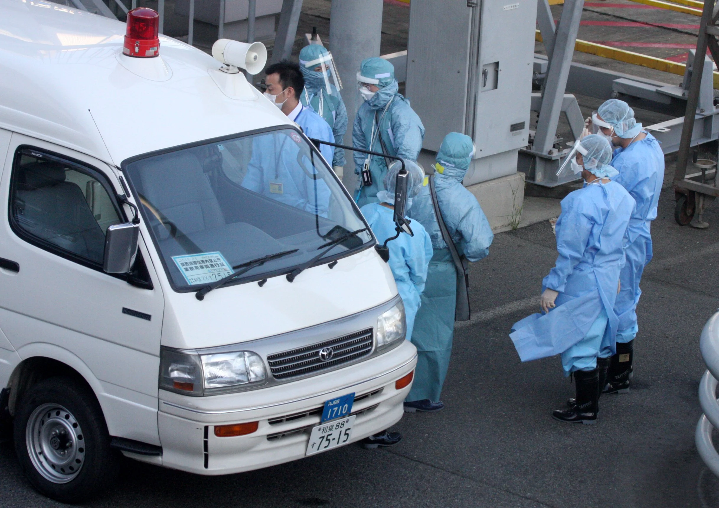 OSAKA - MAY 2009 - SWINE FLU INSPECTORS (8).JPG