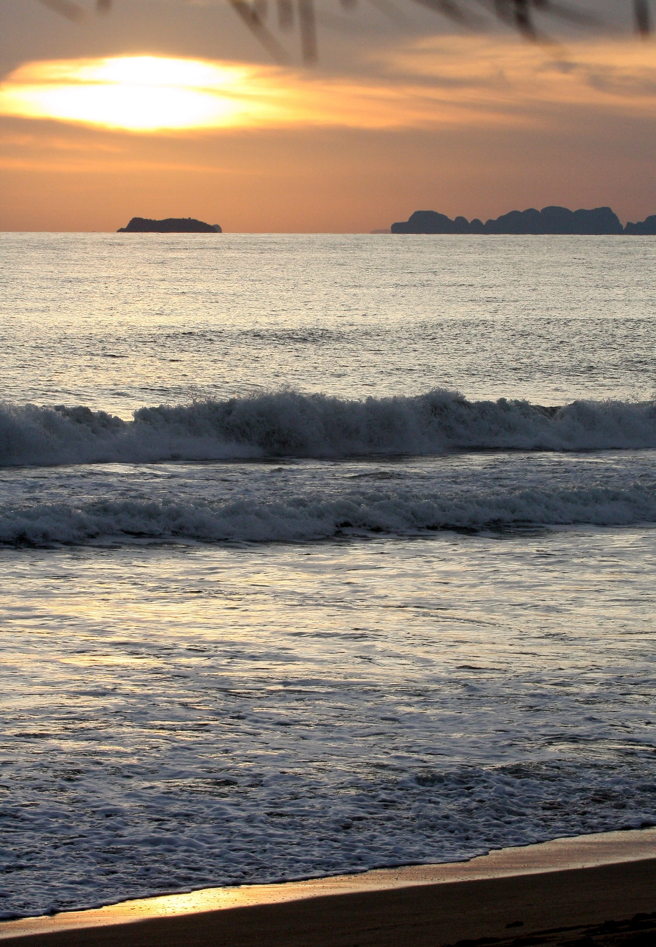 KOH LANTA - 2008 -  SUNSET AT OTTO'S (22).JPG