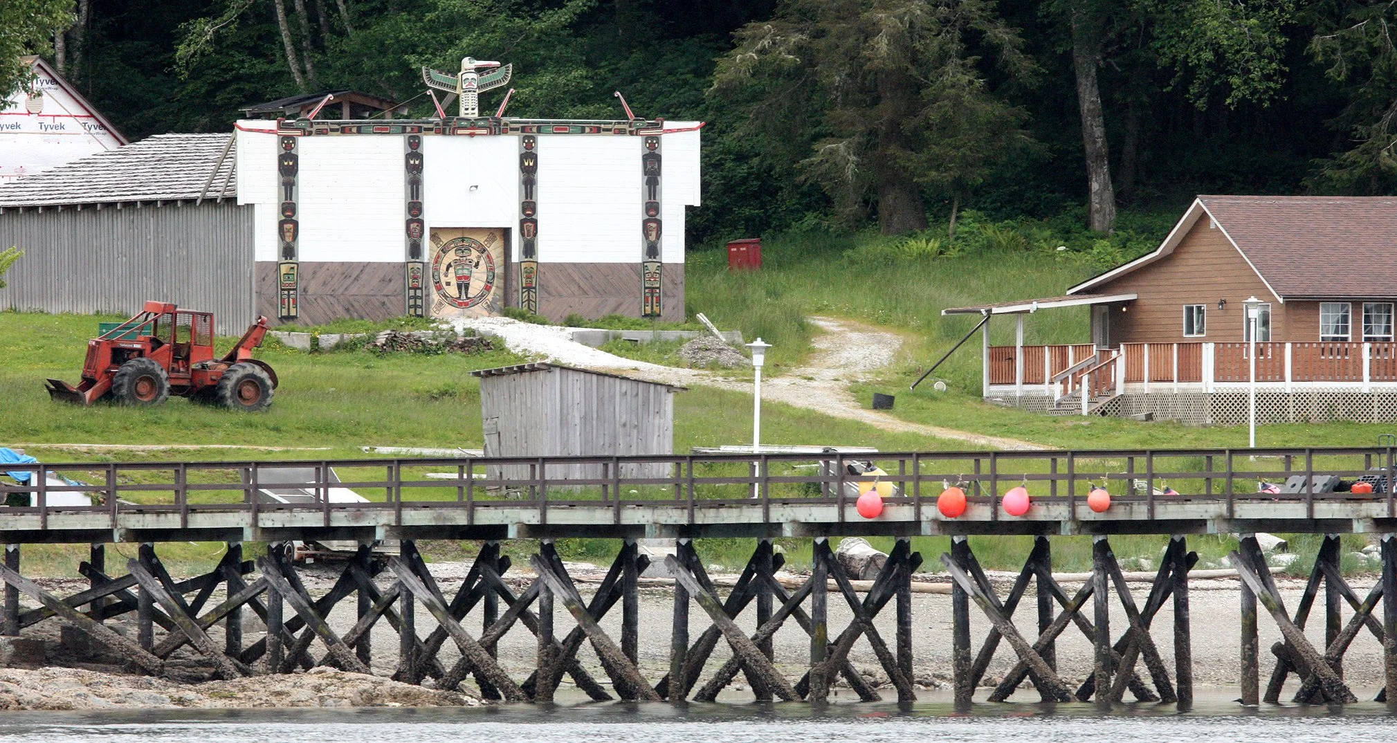 KNIGHT'S INLET BRITISH COLUMBIA - NATIVE AMERICAN VILLAGE.JPG