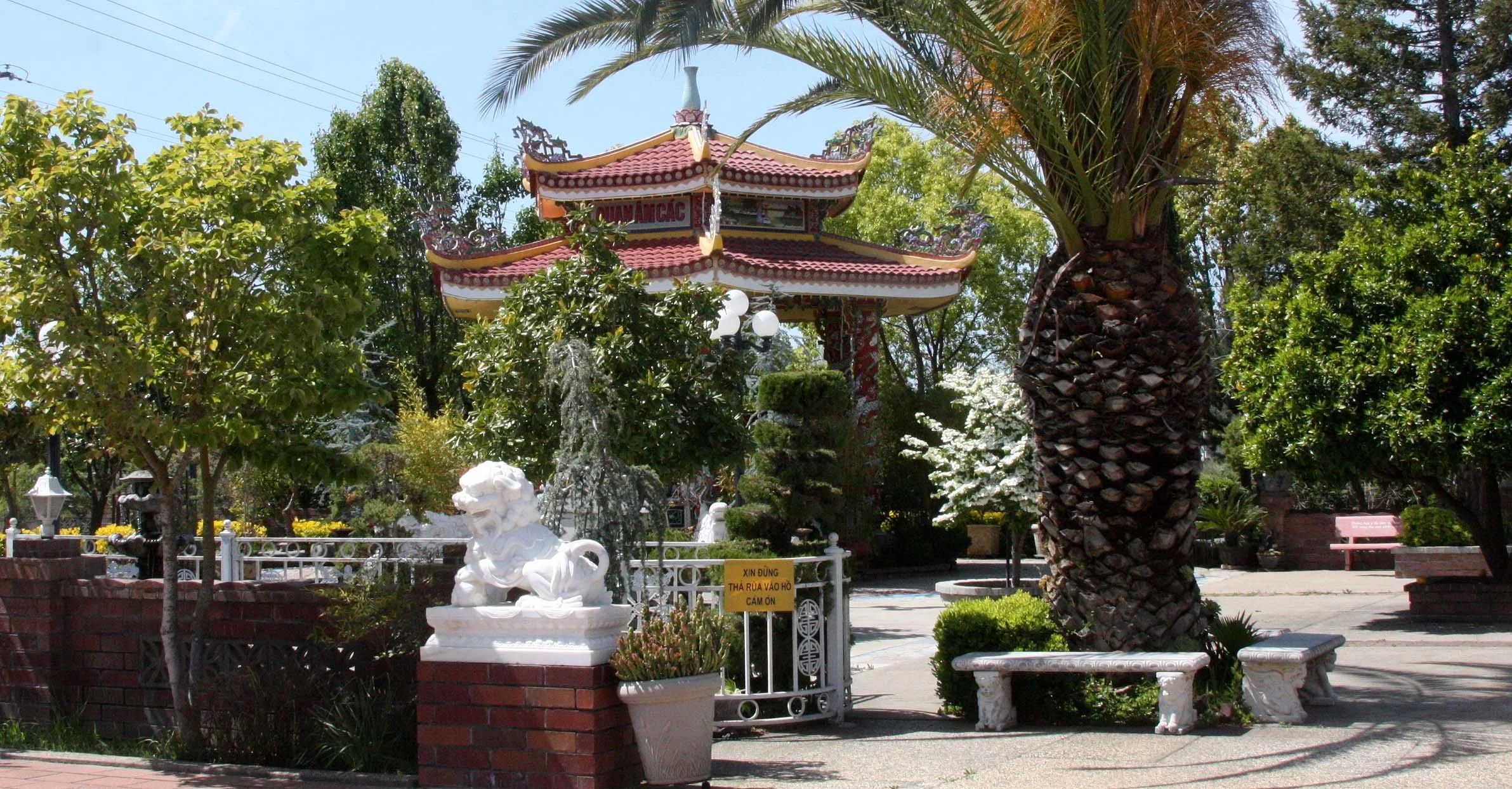 2010-4-10 SACRAMENTO CALIFORNIA - LIEN'S TEMPLE & COSUMNES MEMORIAL (6).JPG