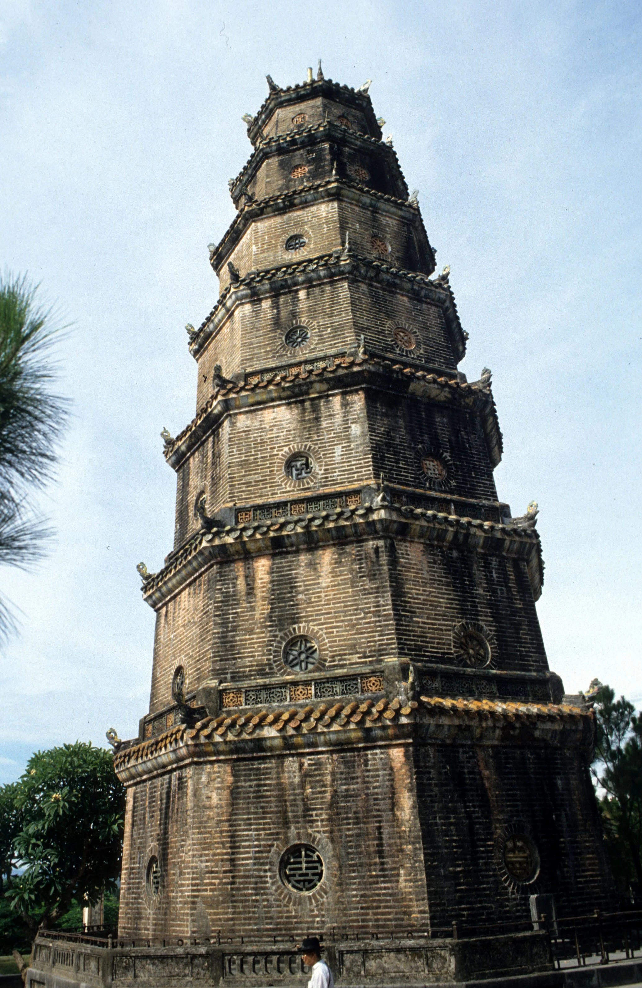 HUE - PAGODA 1994.jpg