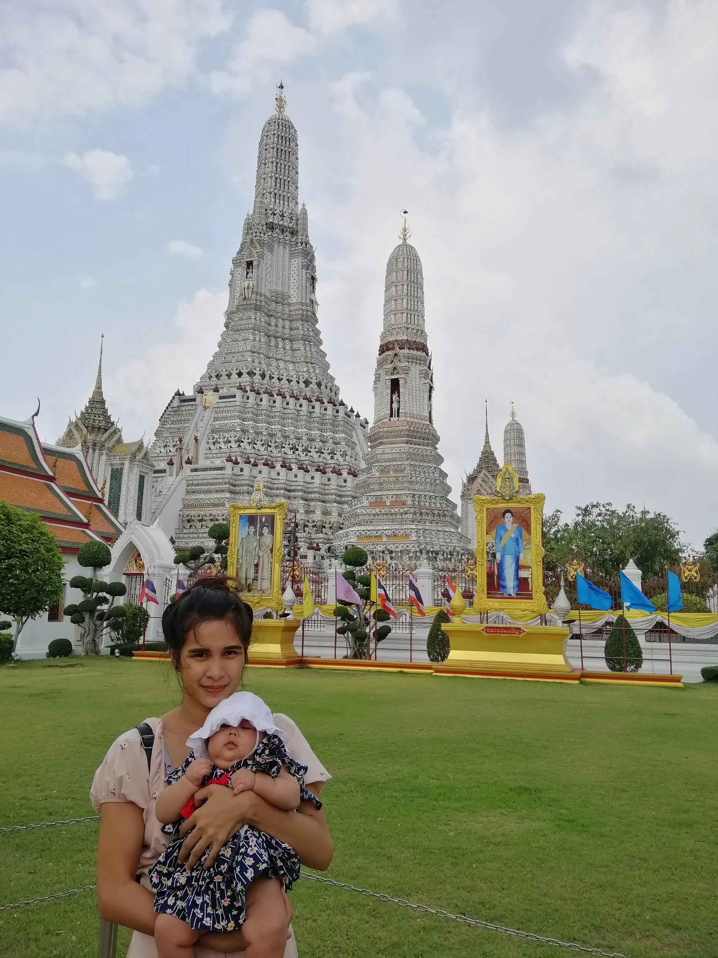 2020 Wat Arun with Liana, Cokie and Gift (12).jpg