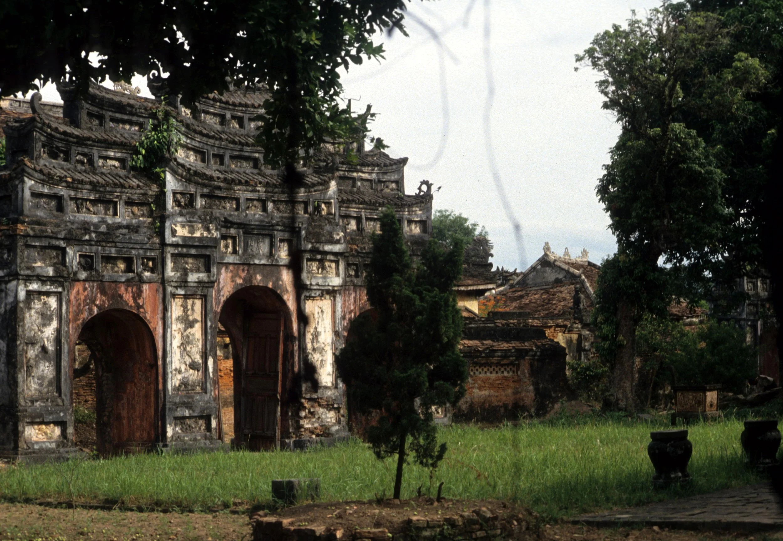 HUE - IMPERIAL PALACE 1994 (4).jpg