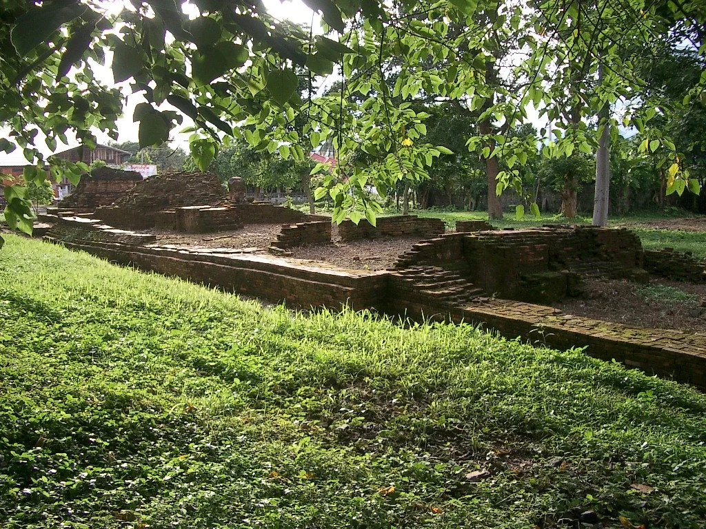 CHIANG RAI - WAT NEAR GOLDEN TRIANGLE - 2004 (2).JPG