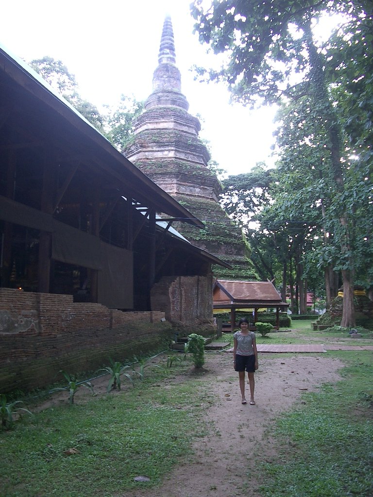 CHIANG RAI - WAT NEAR GOLDEN TRIANGLE - 2004.JPG