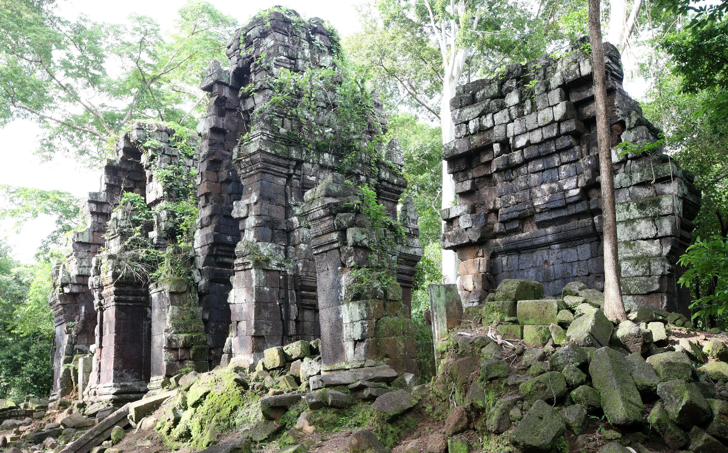 KOH KER TEMPLE - CAMBODIA - JULY 2010 (20).JPG