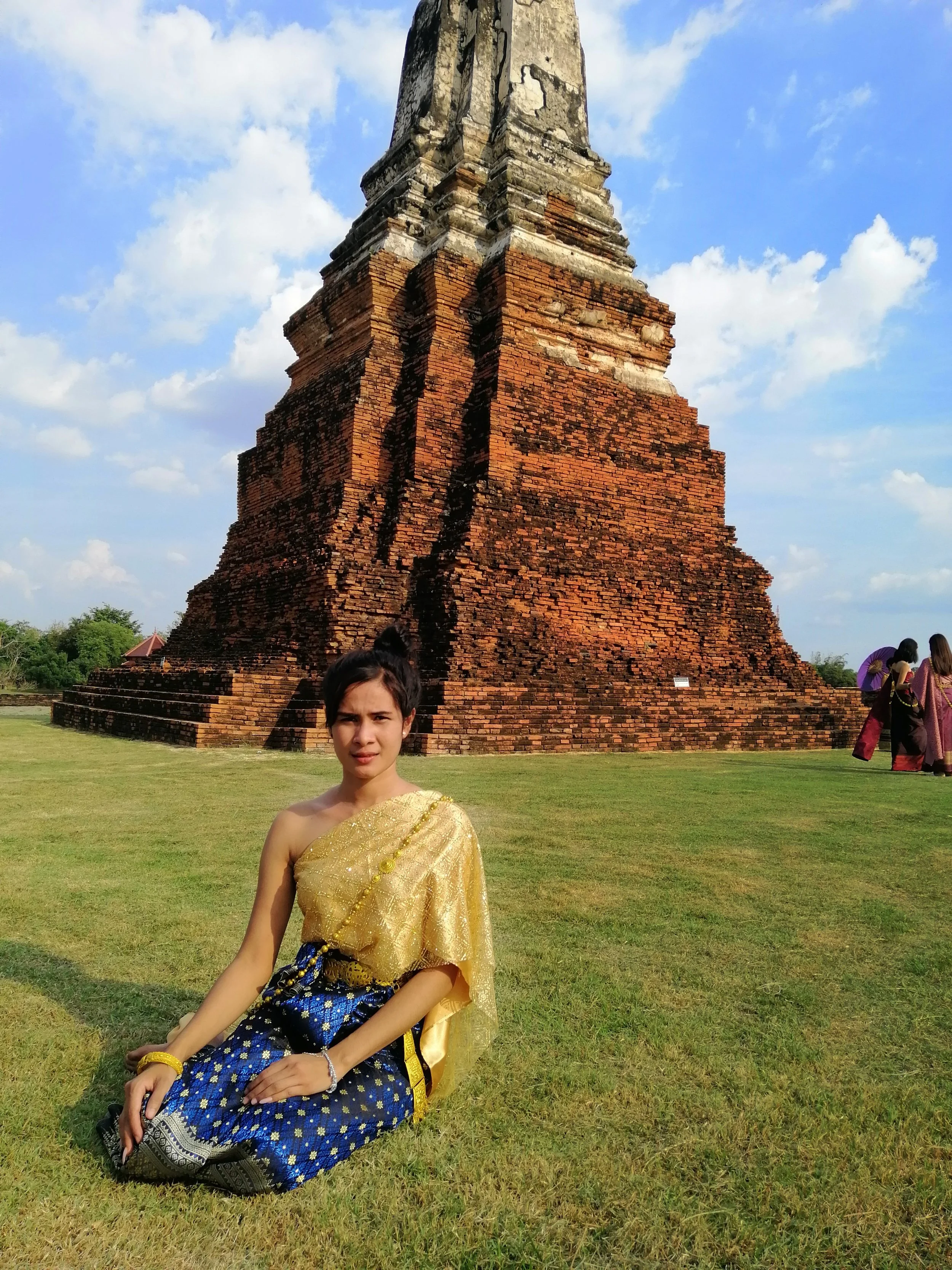 2018 Ayutthaya Pics with Gift in Traditional Dress (144).jpg