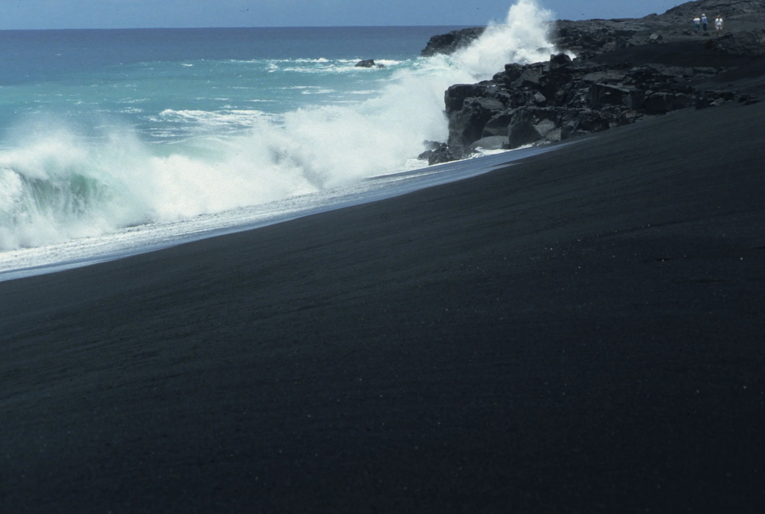 HAWAII - HAWAII - VOLCANOES NP - BLACK SAND BEACH.jpg