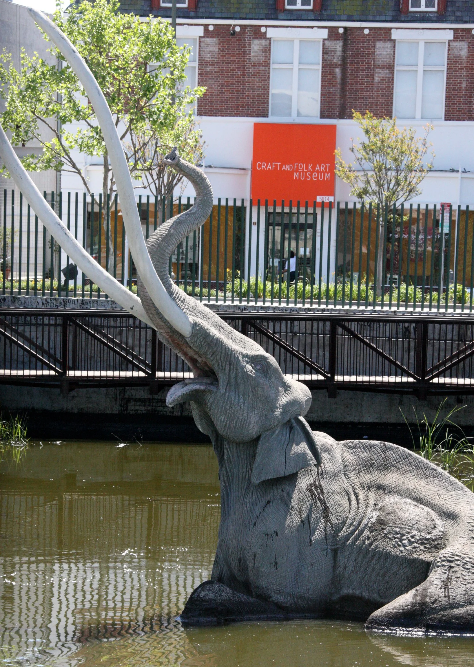 2010-4-5 LA BREA TAR PITS LOS ANGELES (15).JPG