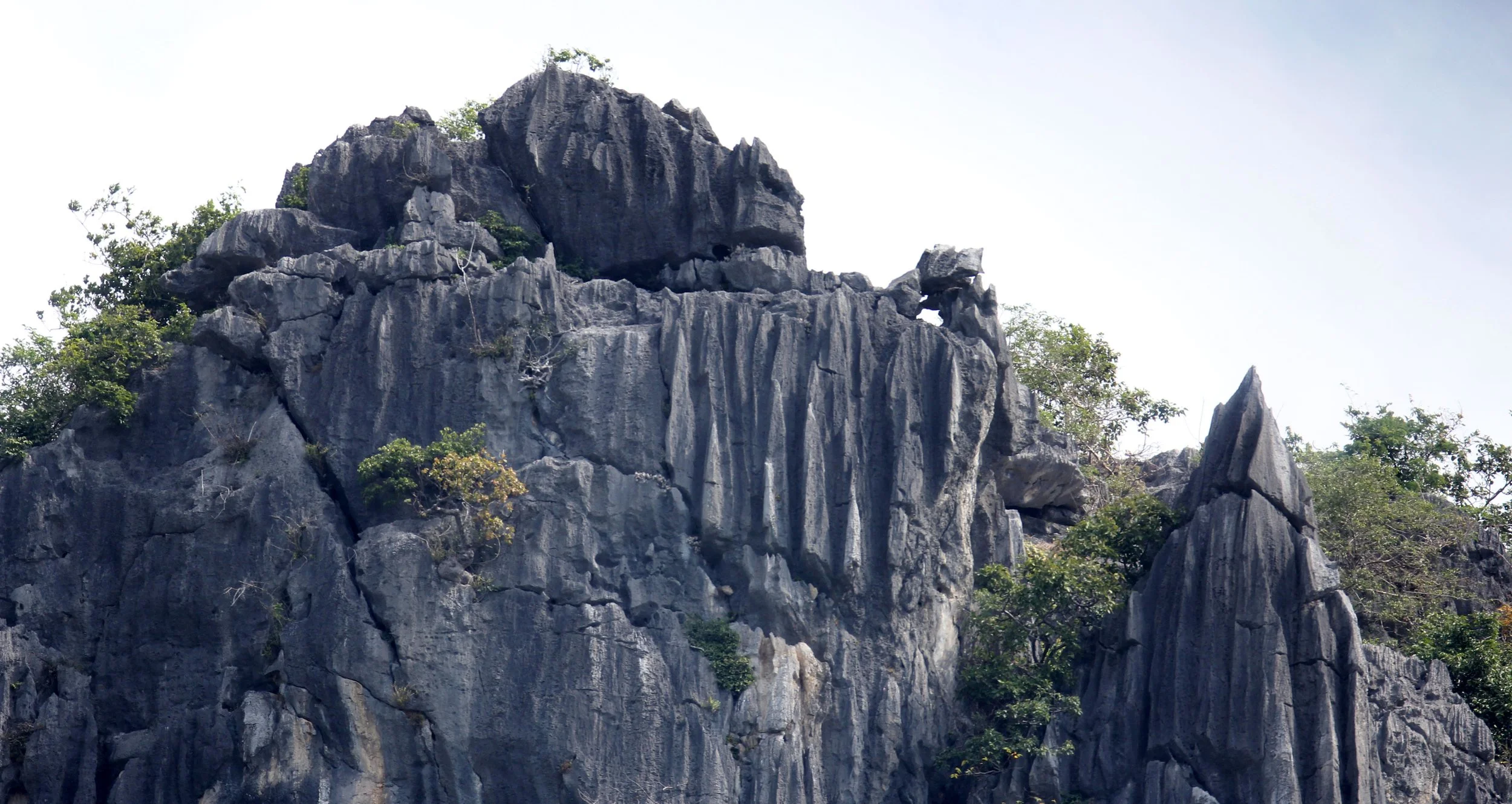 The area is dominated by Carboniferous-Permian limestone, part of a former coastal bay that transformed into tidal flats and beach ridges through sea-level changes and Holocene marine regressions.
