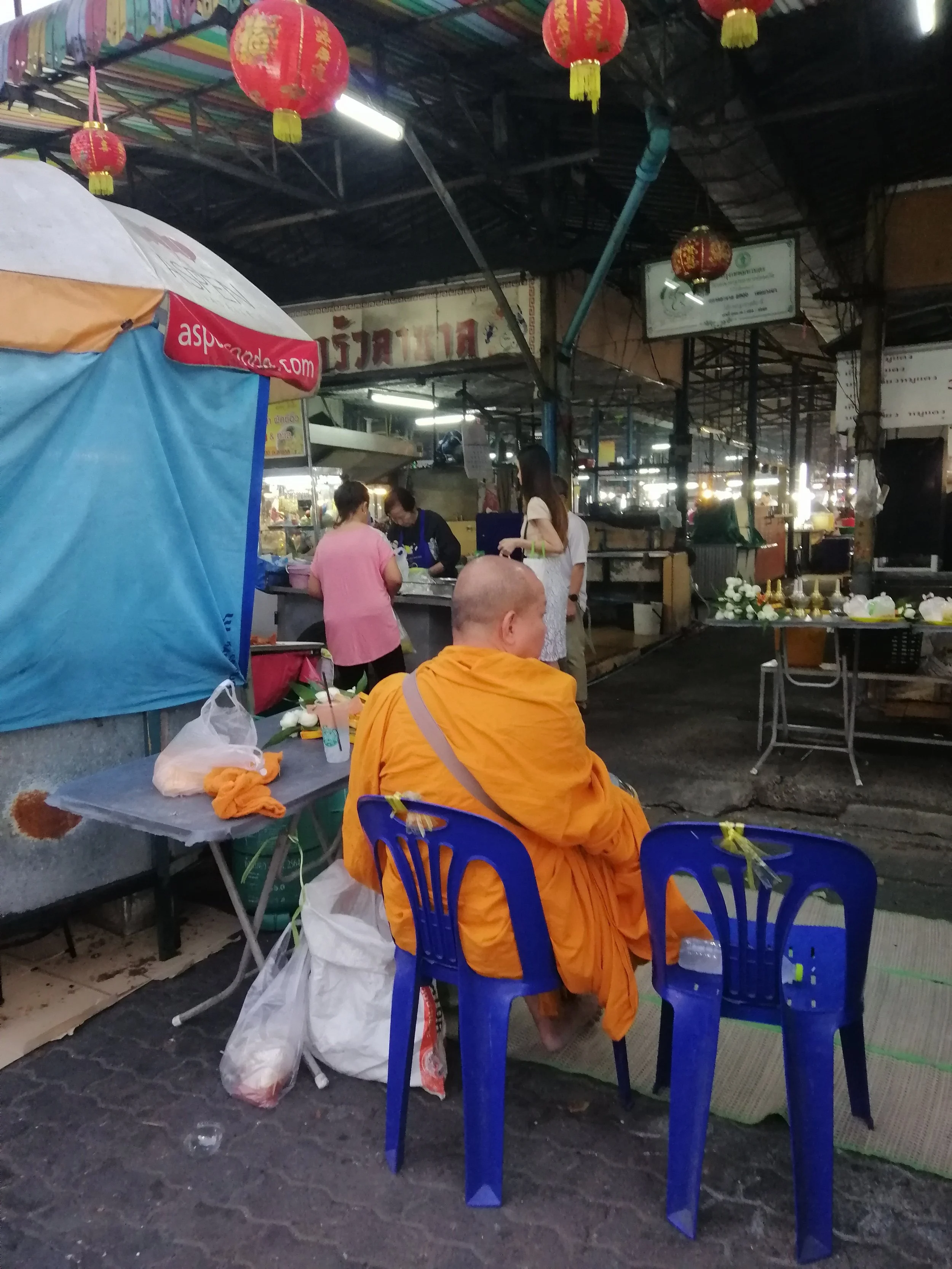 2018 Pics with Gift in Thailand (299).jpg