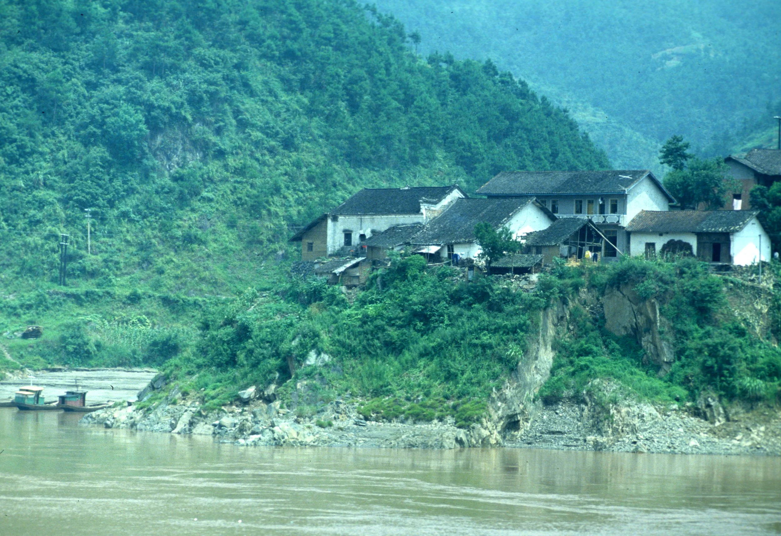 YANGTZE - THREE GORGES CRUISE SCENERY (4).jpg