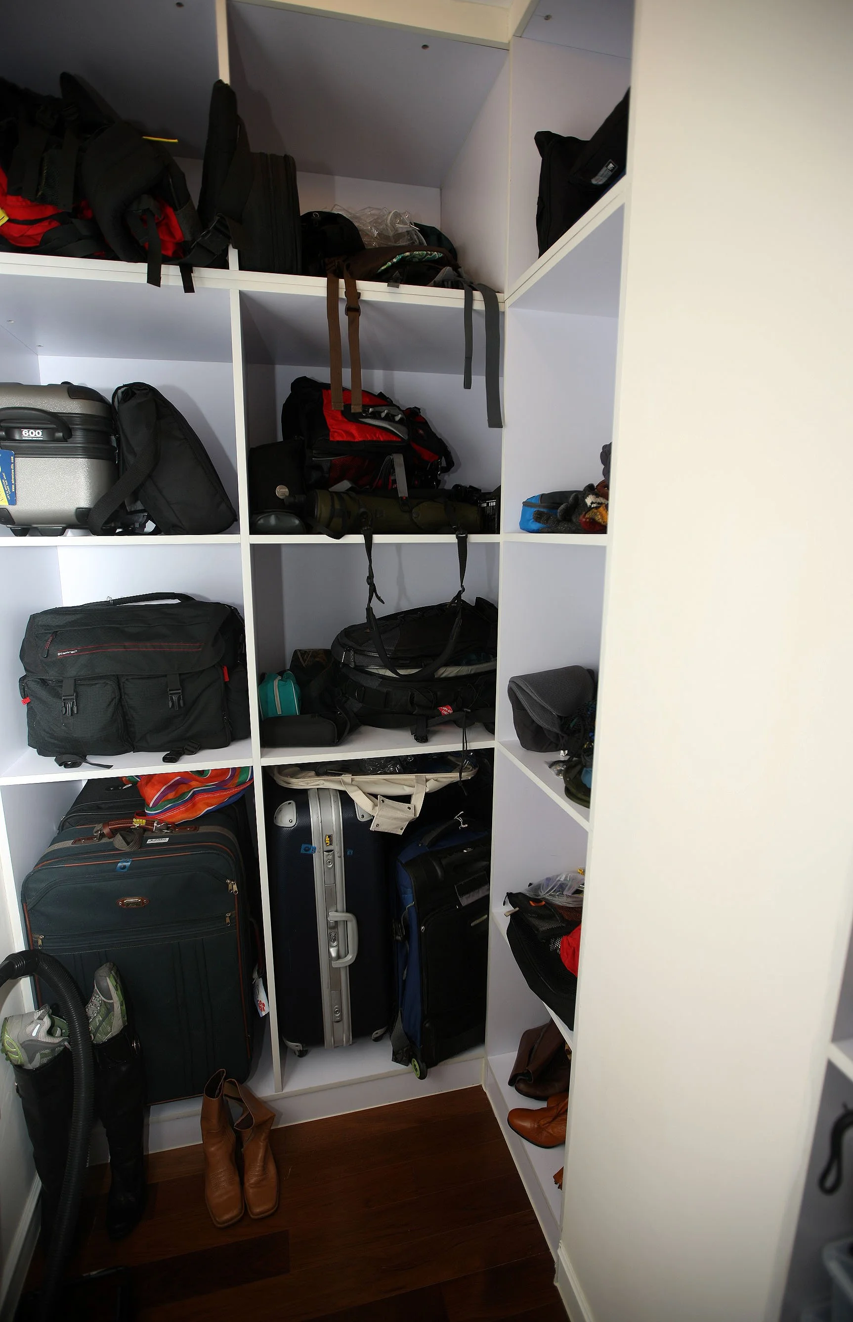 SHANGHAI - JINQIAO PUDONG GREEN COURT II - OUR APARTMENT! - STORAGE CLOSET.JPG