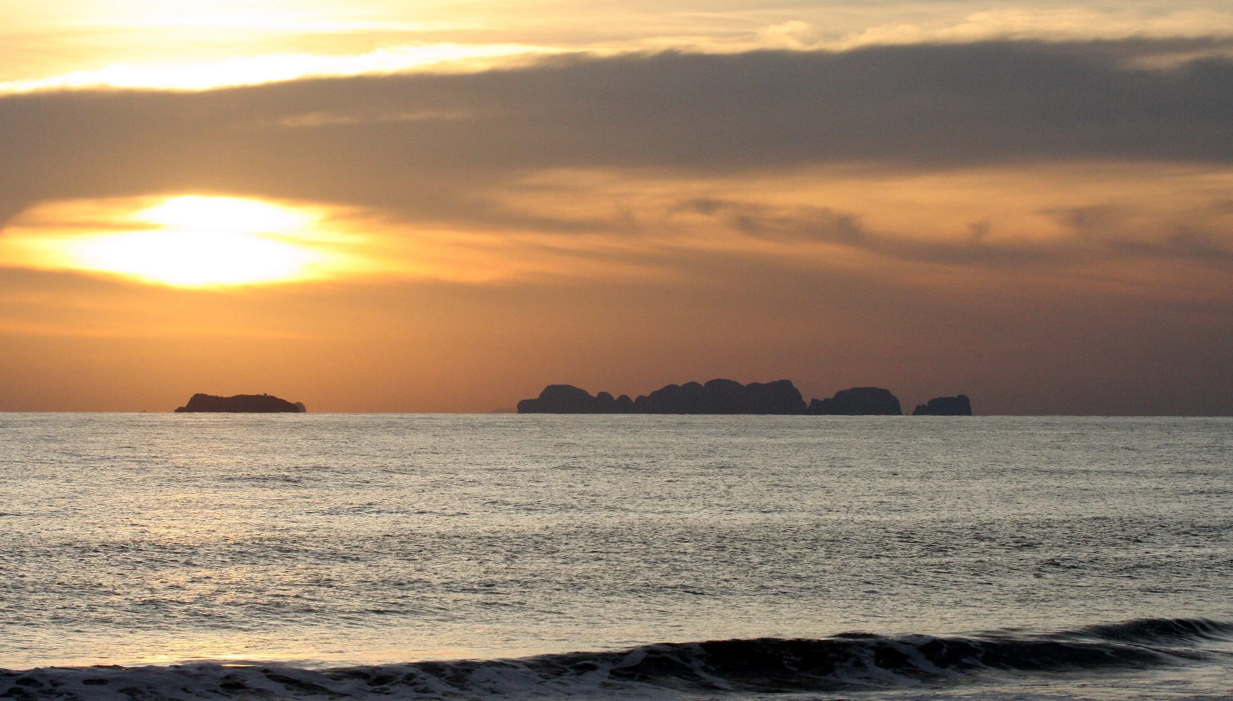 KOH LANTA - 2008 -  SUNSET AT OTTO'S (26).JPG