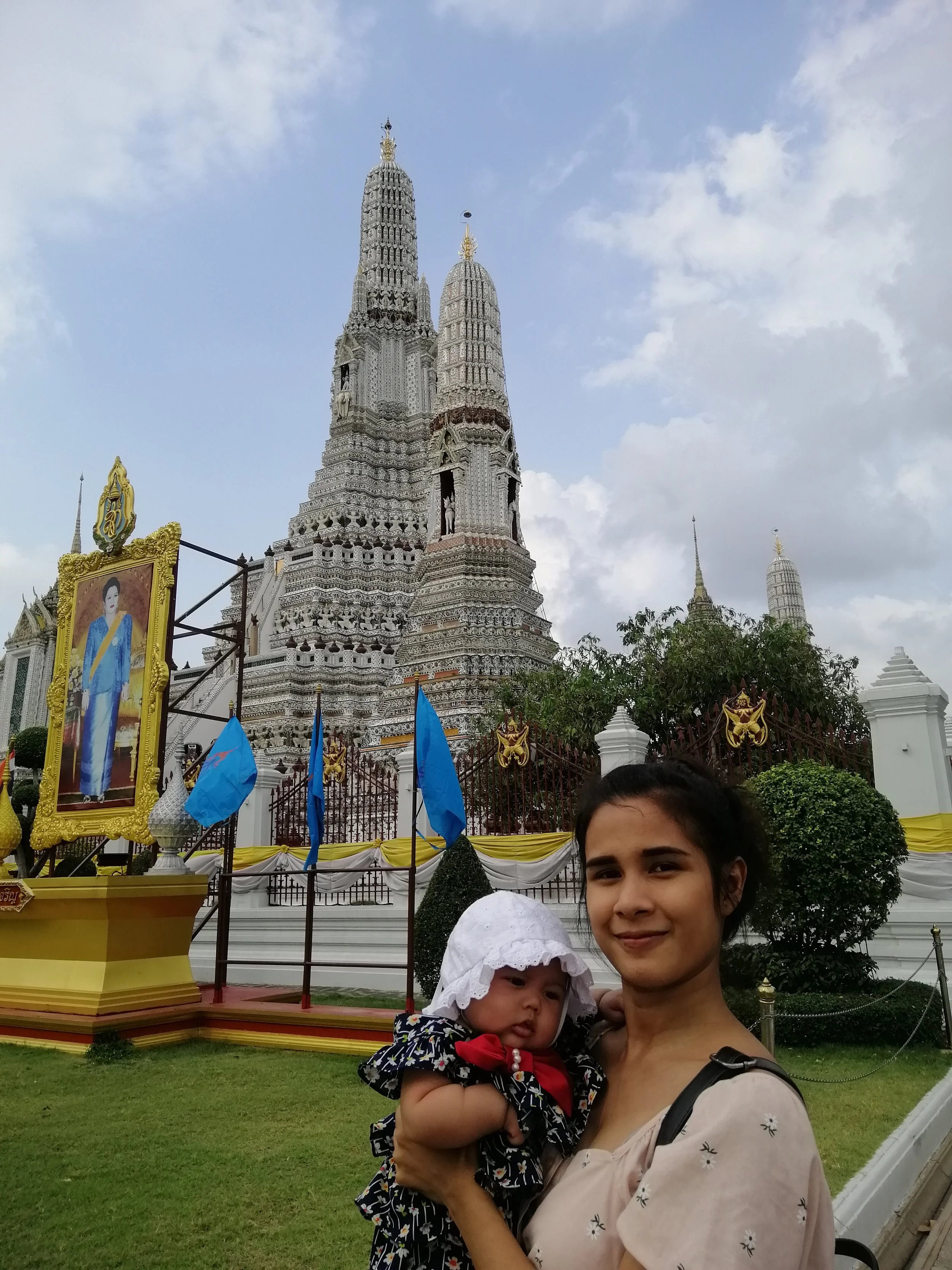 2020 Wat Arun with Liana, Cokie and Gift (31).jpg