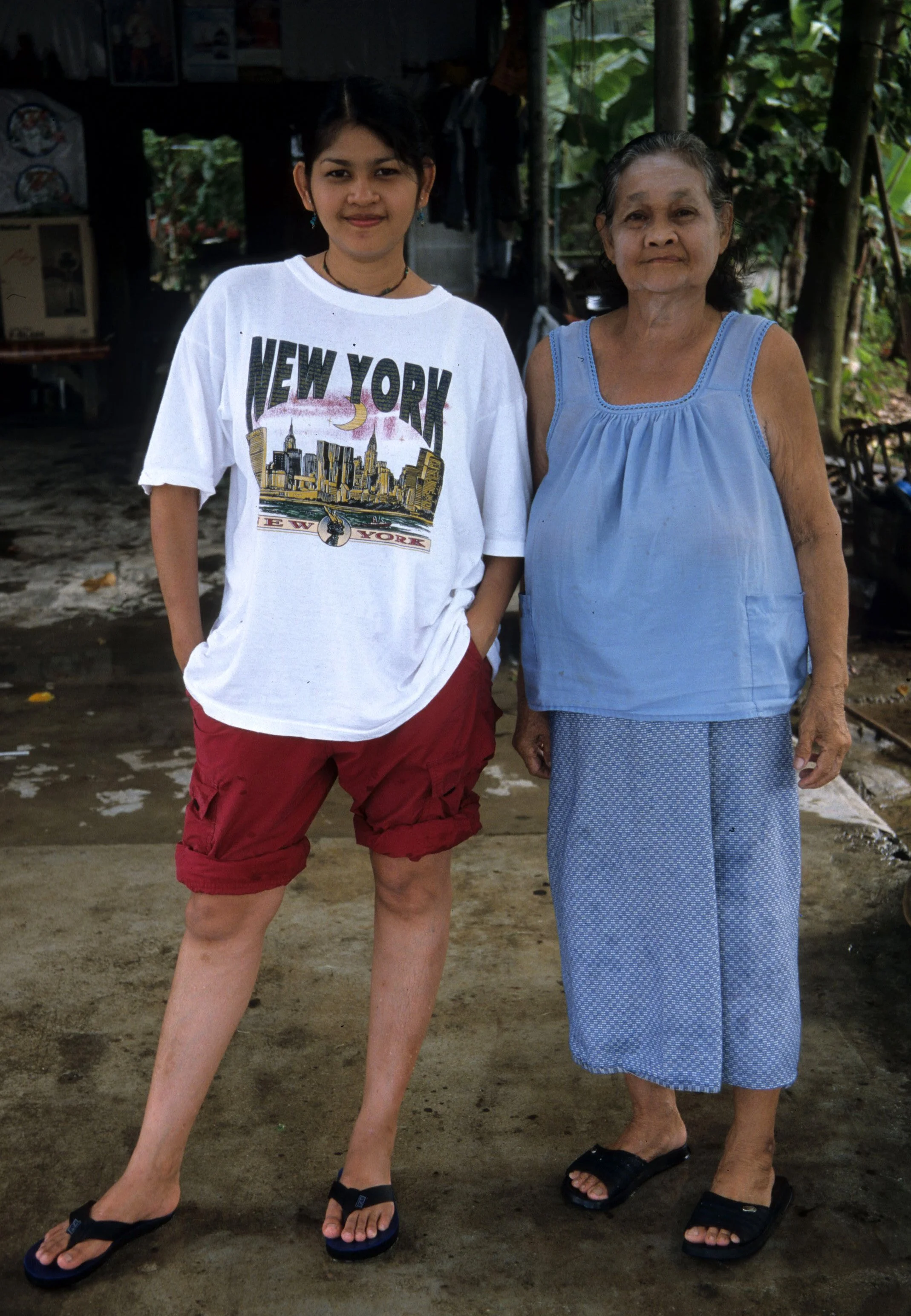 2004 Nakhonsithammarat with Family (18).jpg
