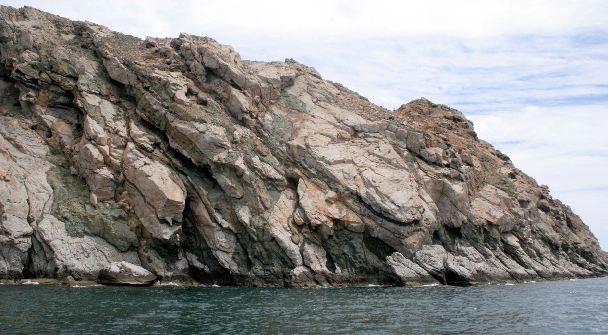 ISLA SANTA CATALINA BAJA MEXICO - COASTLINE.JPG