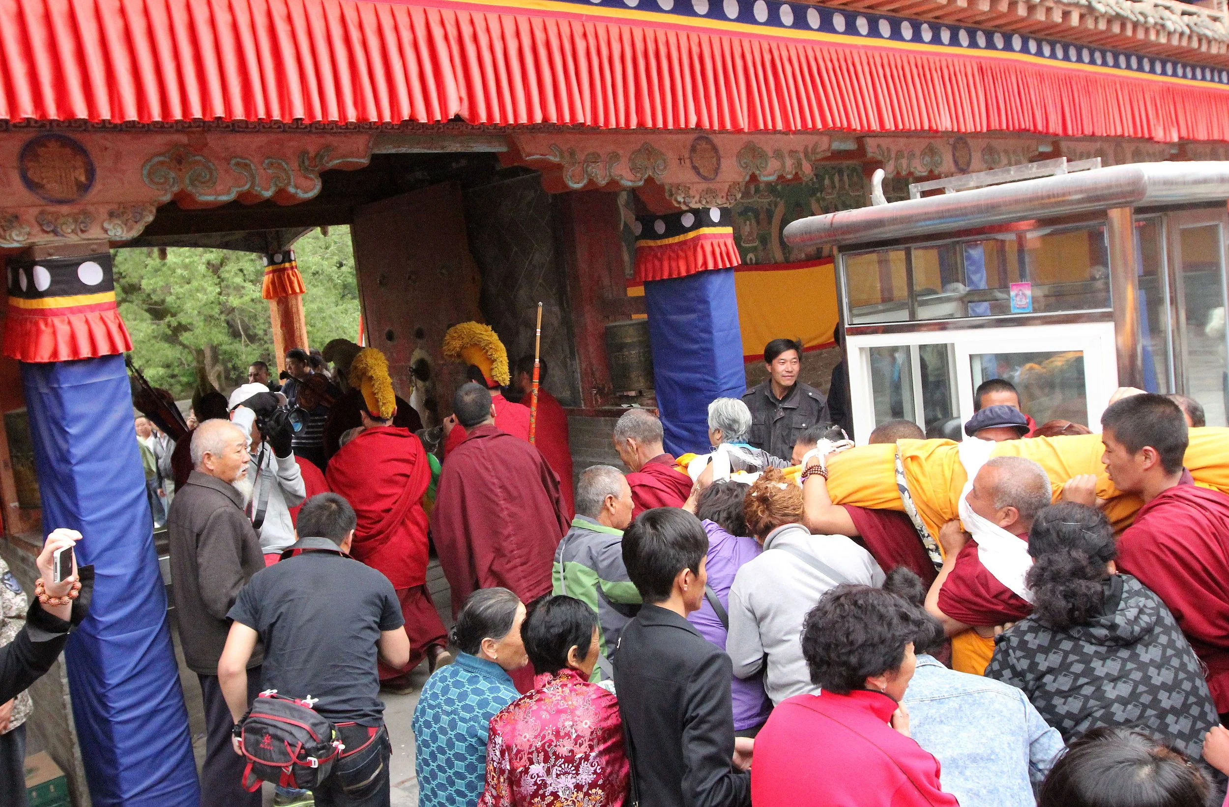 KUMBUM MONASTERY - QINGHAI - SUNNING BUDDHA FESTIVAL 2013 (106).JPG