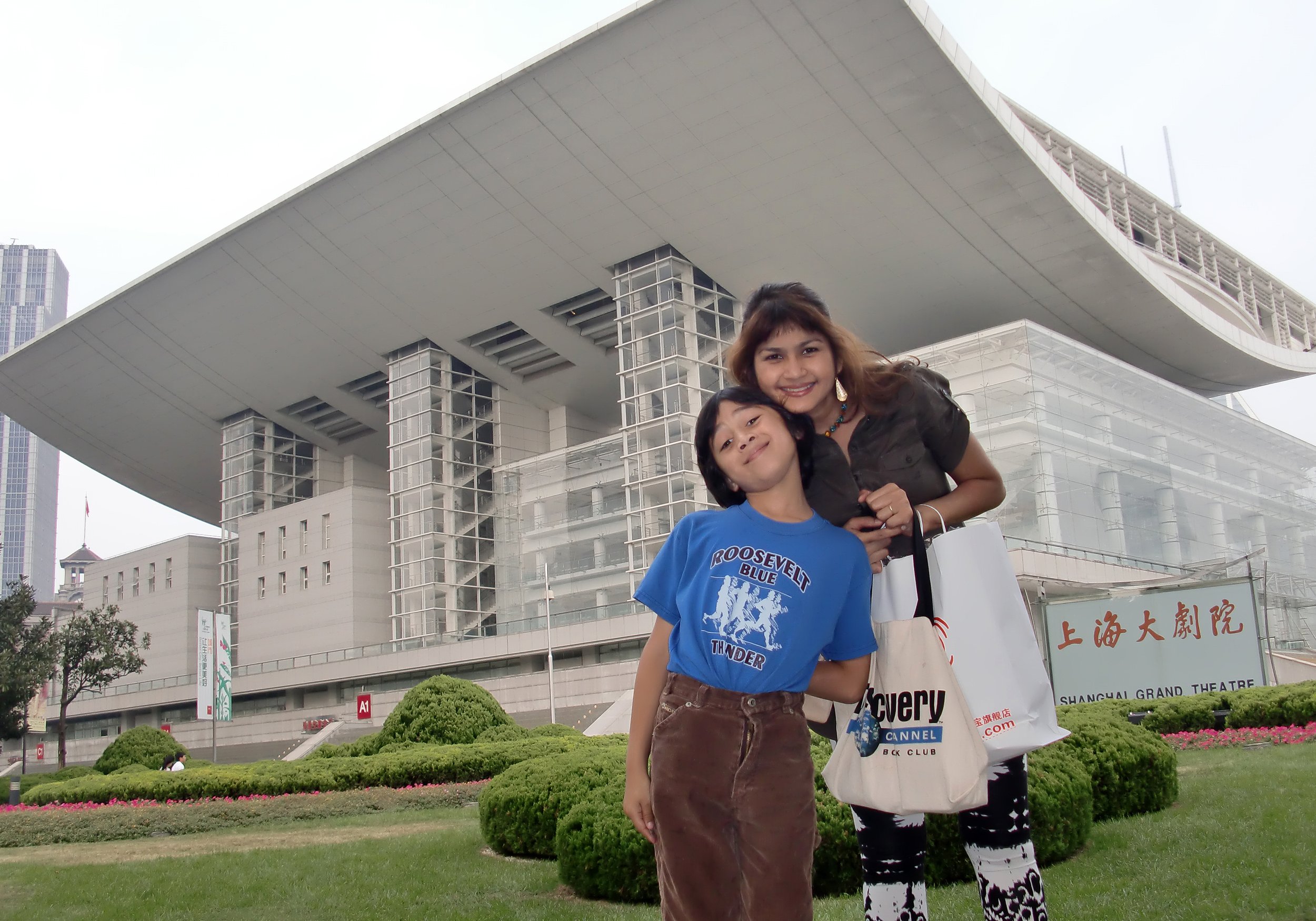 2010-10-3 WALKING PEOPLE'S SQUARE SHANGHAI (2).JPG