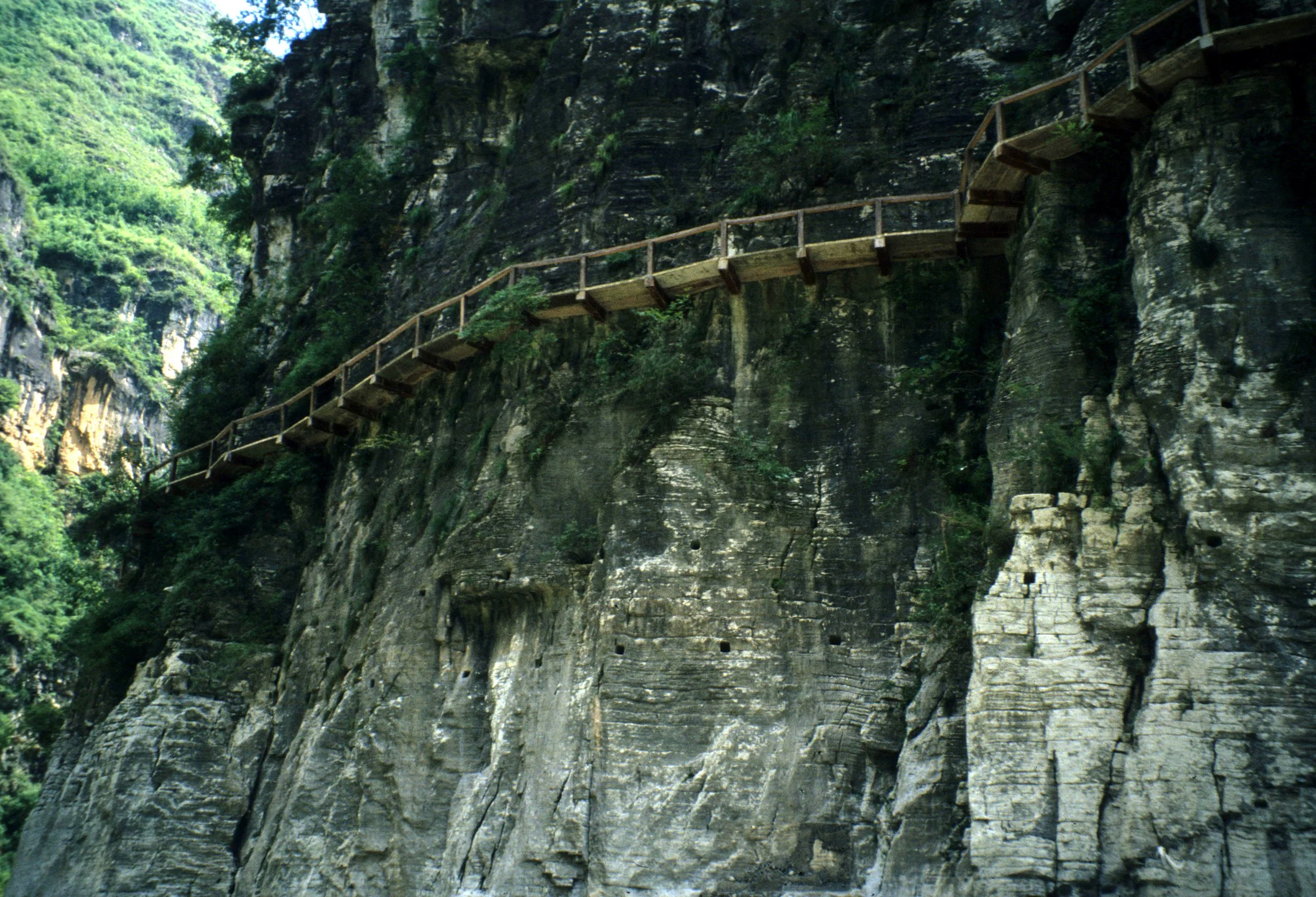 YANGTZE RIVER - SCENERY AND EVENTS (10).jpg