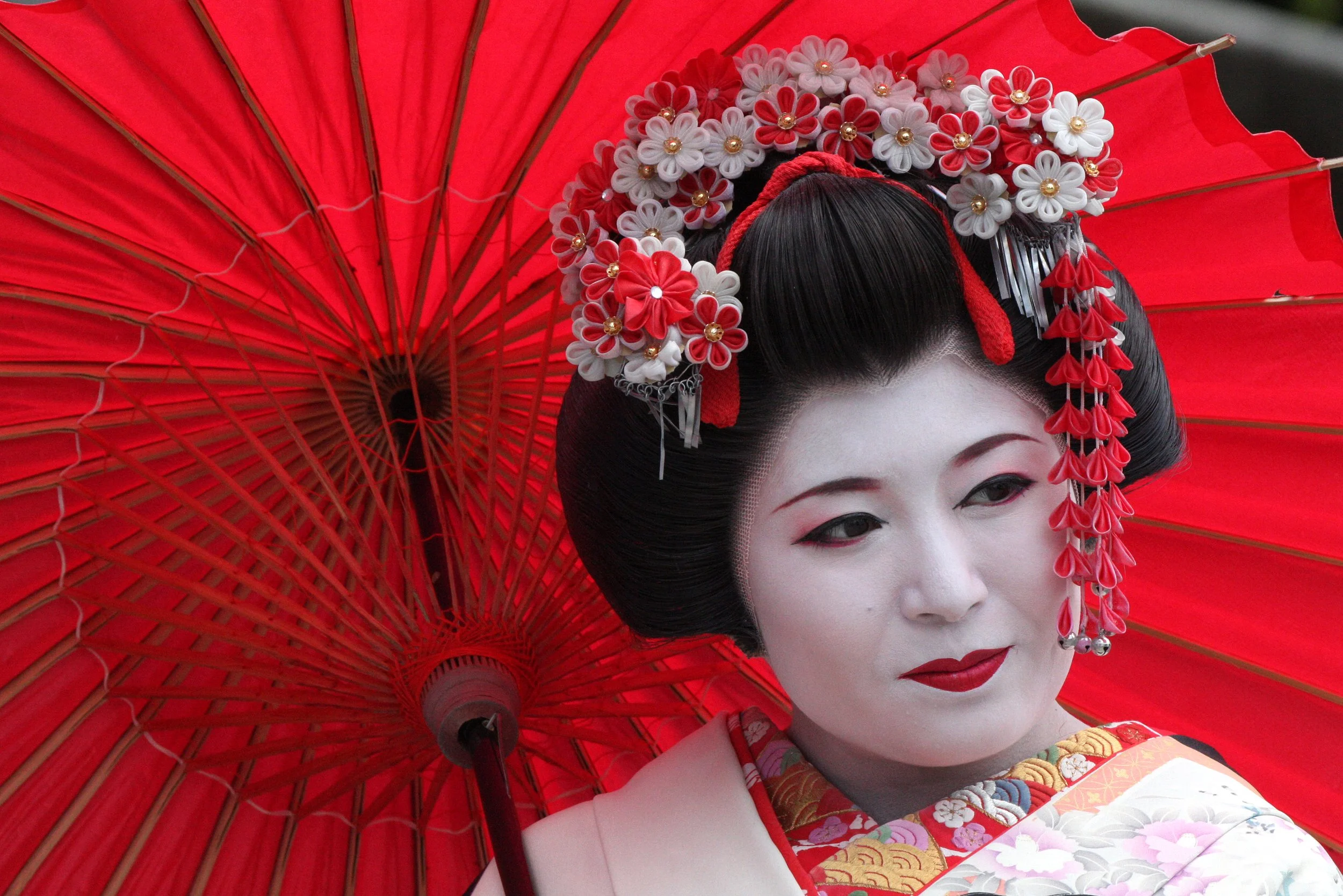 KYOTO - MAY 2009 - GEISHA IN STREET NEAR KYOUMIZU TEMPLE (60).JPG