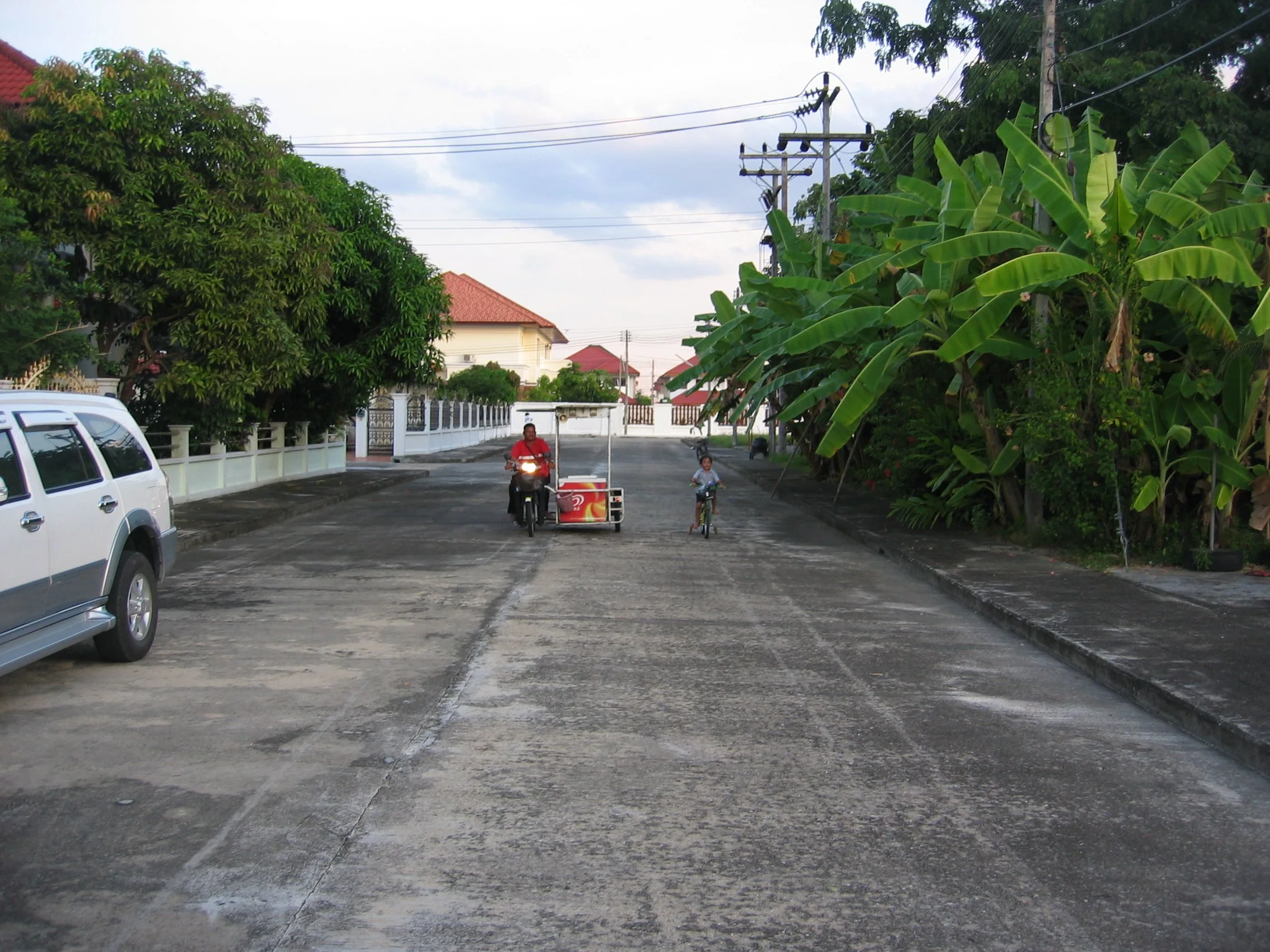 2006 Nakhonsithammarat with Family (2).JPG