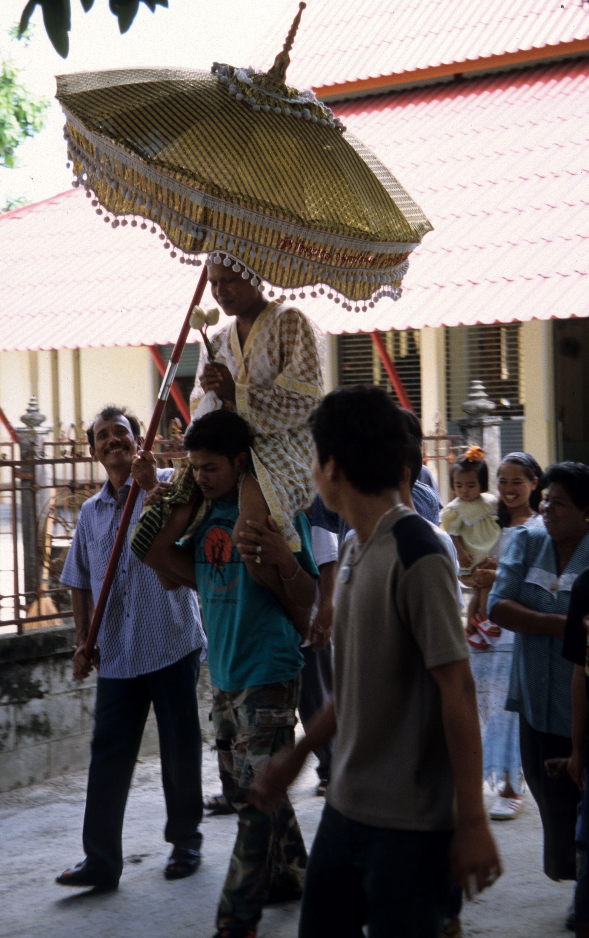 2004 Nakhonsithammarat Markets, Monks and Baby Cokie (32).jpg