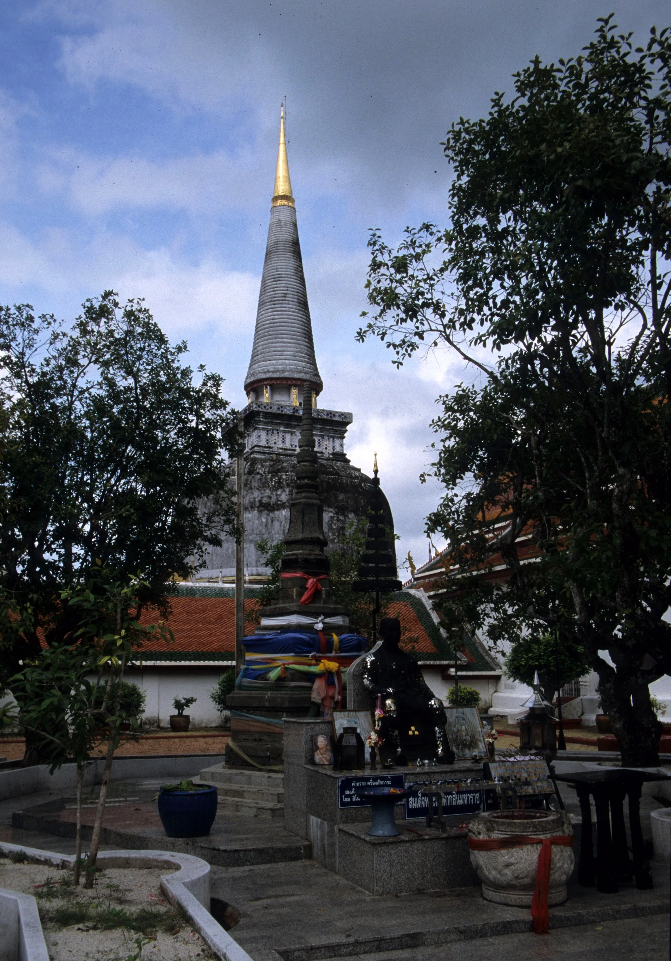 2004 Nakhonsithammarat Markets, Monks and Baby Cokie (107).jpg