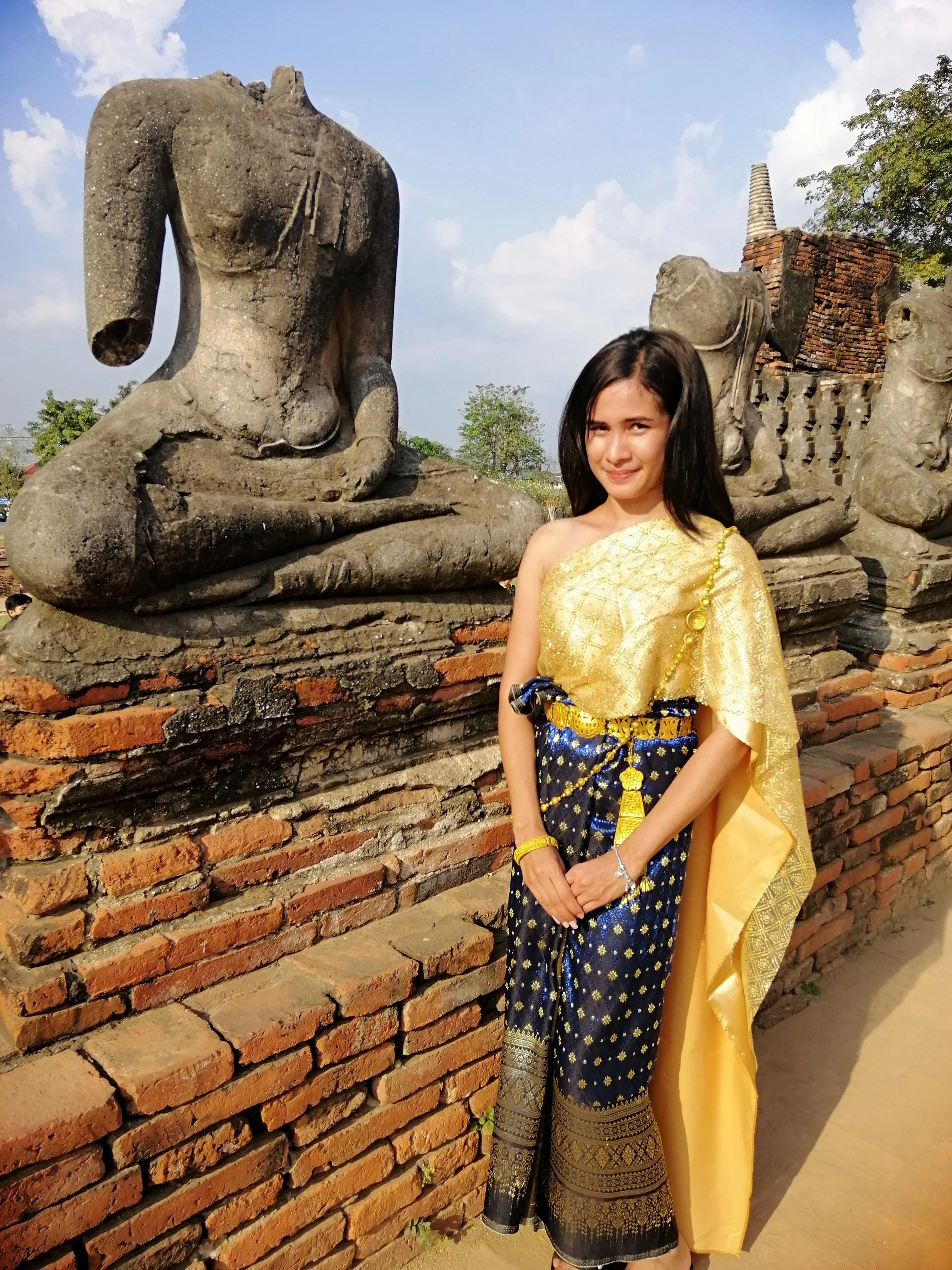 2018 Ayutthaya Pics with Gift in Traditional Dress (179).jpg