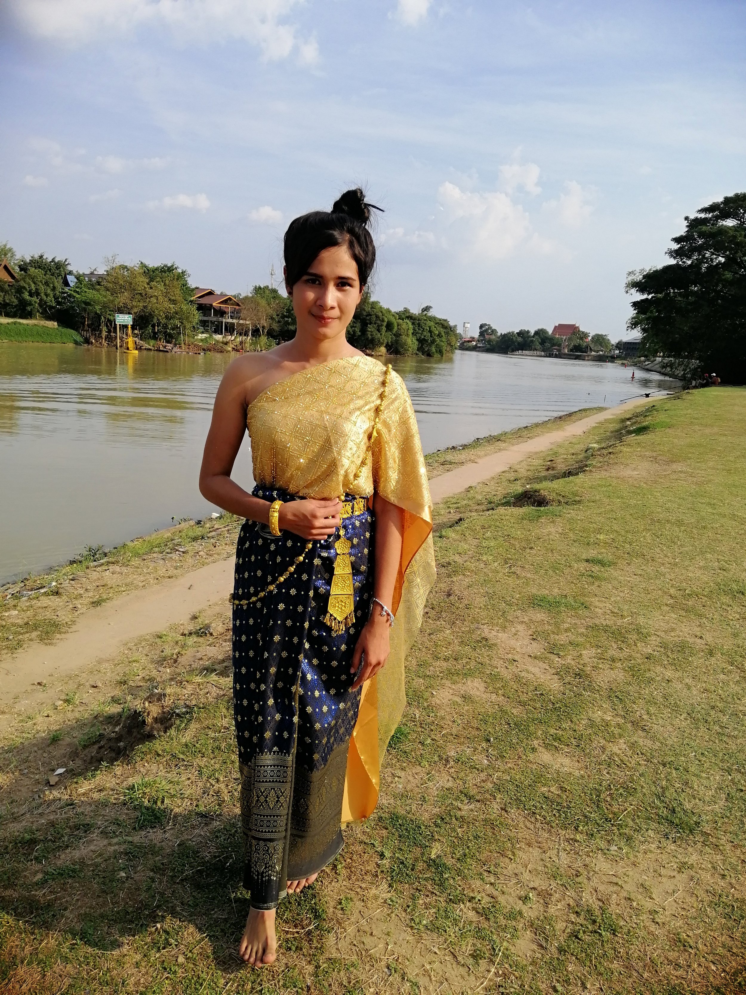 2018 Ayutthaya Pics with Gift in Traditional Dress (149).jpg