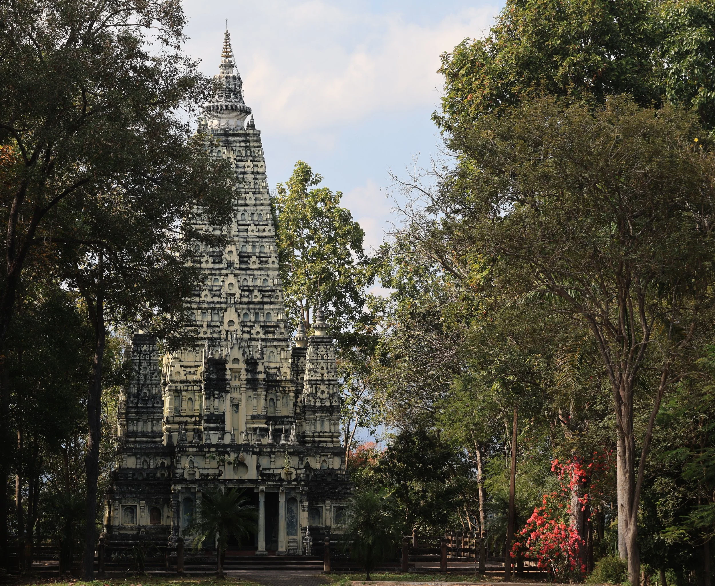 Phra Chedi Phutthakhaya Phayao Province (1).jpg