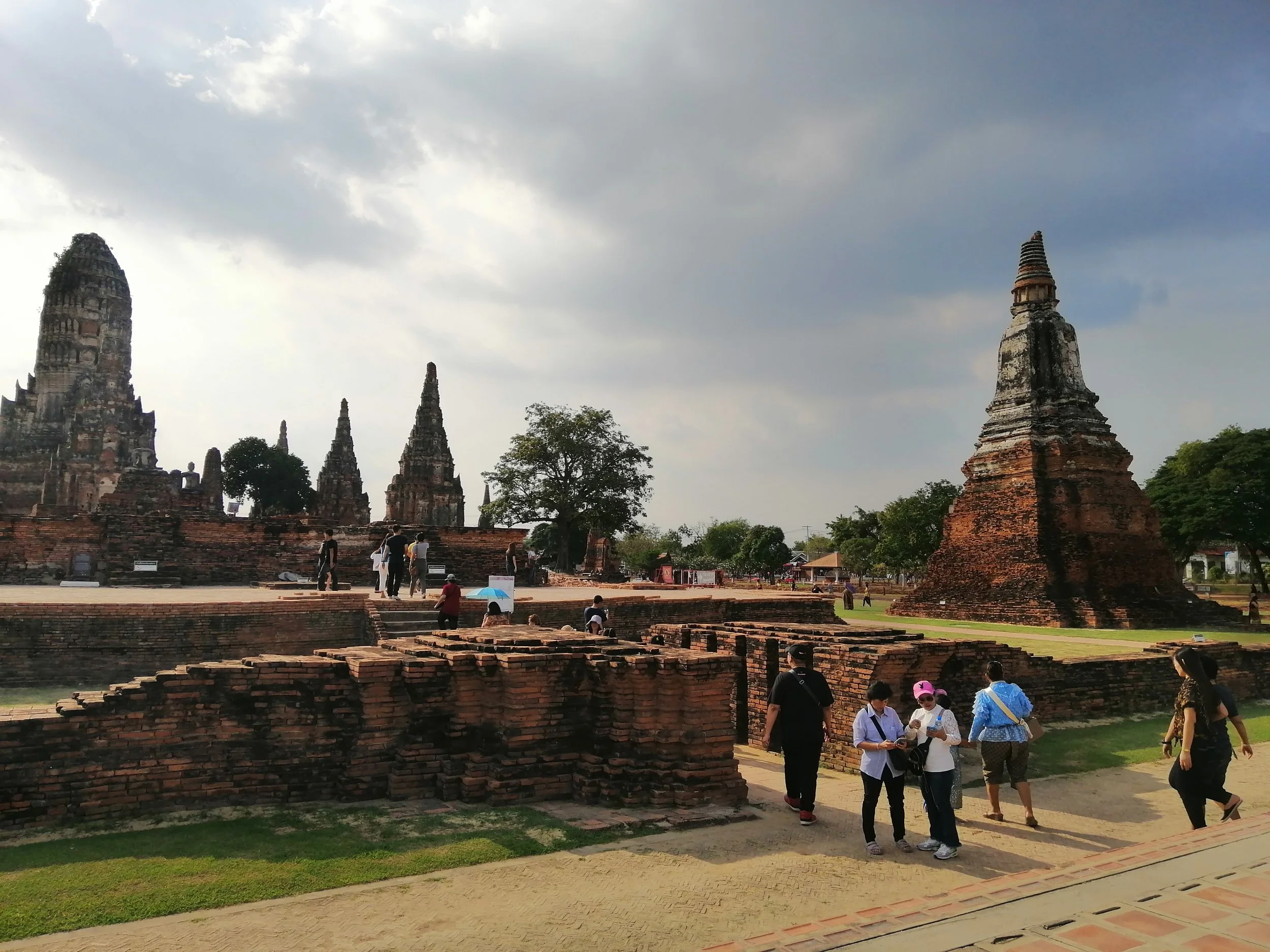 2018 Ayutthaya Pics with Gift in Traditional Dress (150).jpg