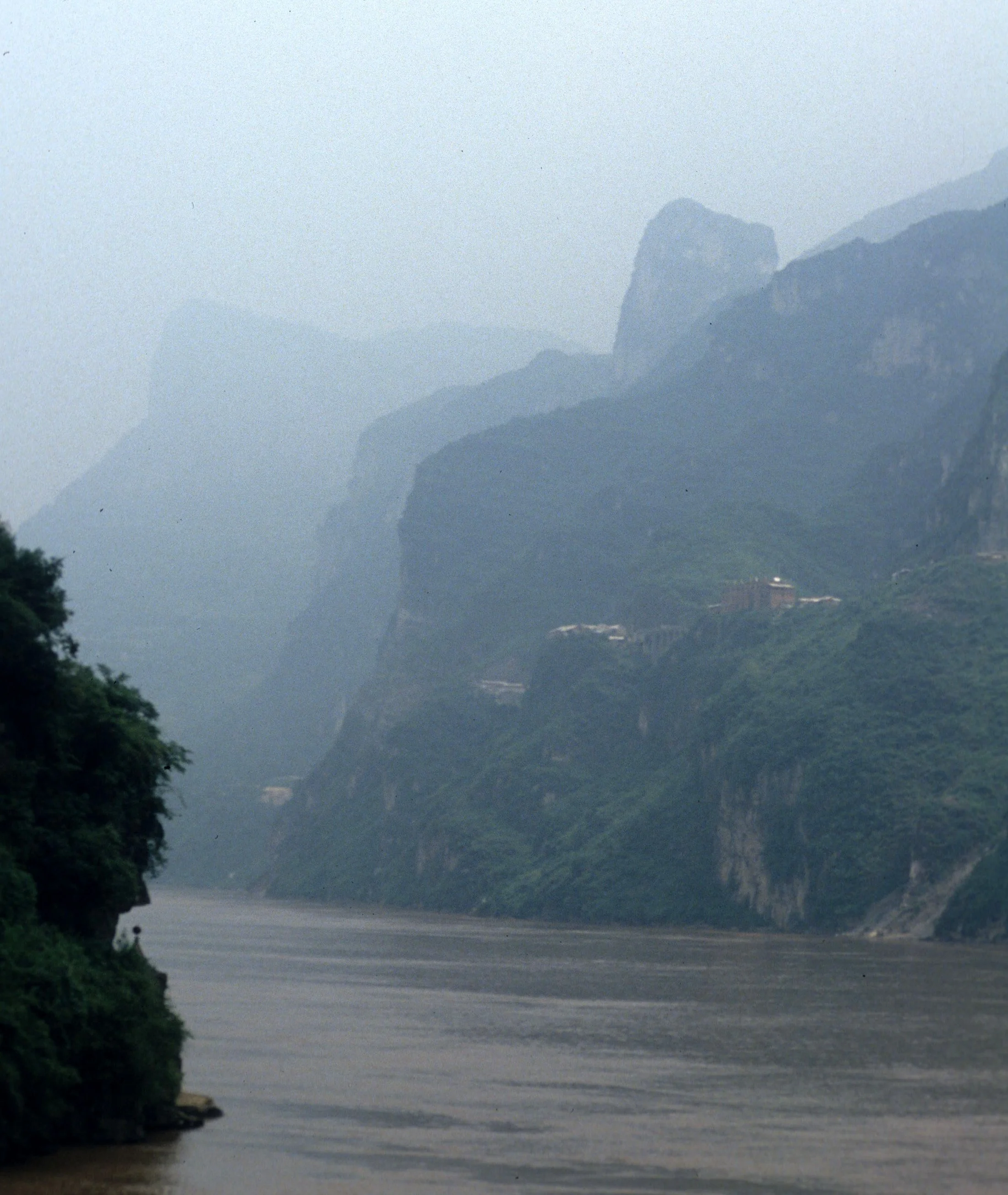 YANGTZE - THREE GORGES CRUISE SCENERY (12).jpg